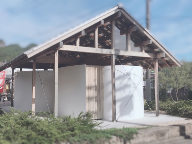 『おおきな曲面のある小屋』　※瀬戸内国際芸術祭の会期外も公衆トイレとして利用可能