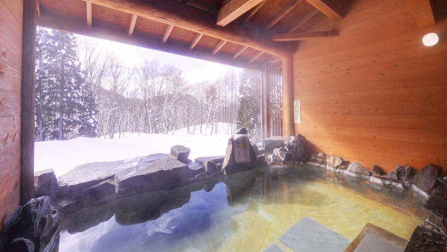 *露天風呂/冬も絶景。自然の息吹を肌で感じながらの湯浴みは“贅沢”そのもの。
