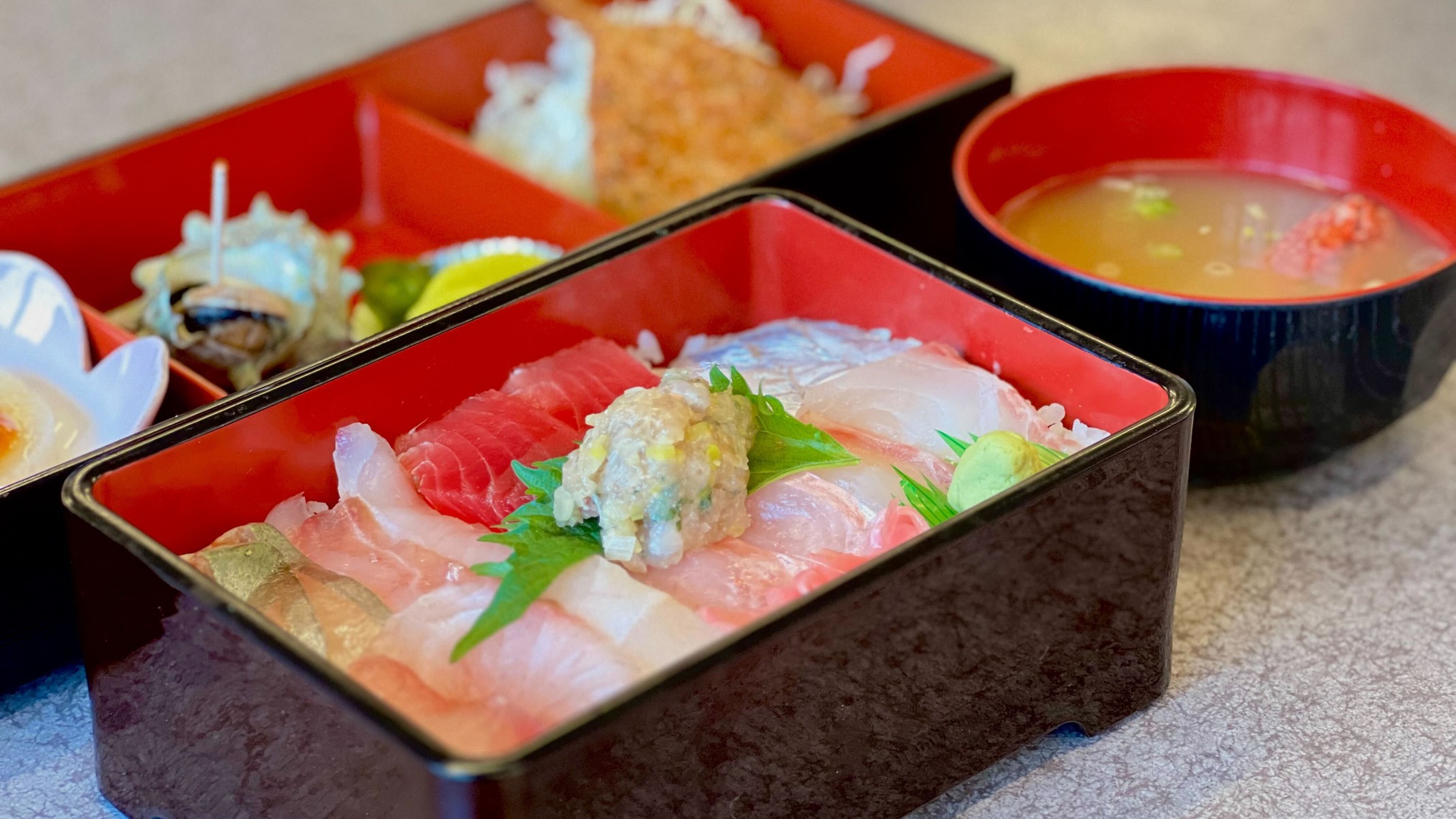 【夕食だけ！】　人気の新鮮地魚海鮮重セットをお部屋にお届け！