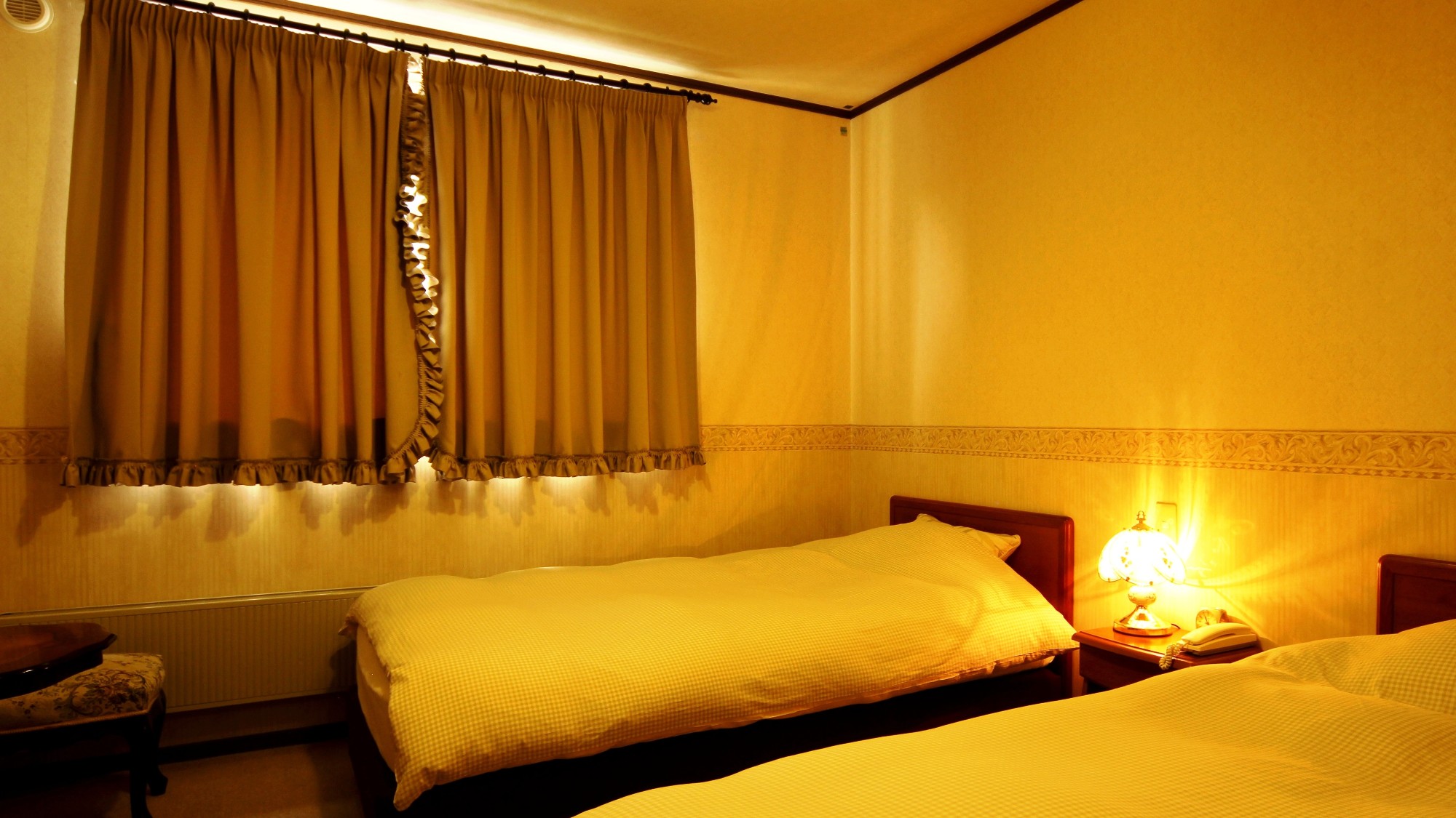 ◆洋室ツインのお部屋。静かに更ける夜、ゆったりとお過ごしください。