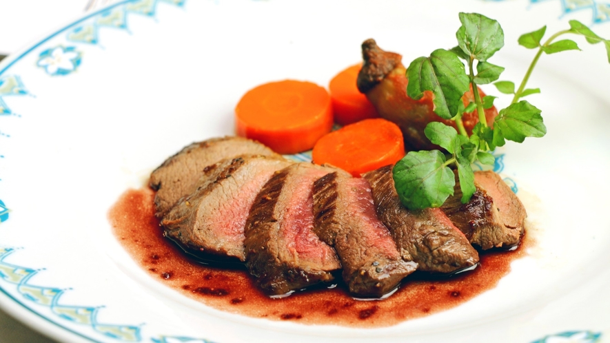 ◆夕食、秋冬の肉料理一例　鹿肉のソテー　ボルドレーズソース