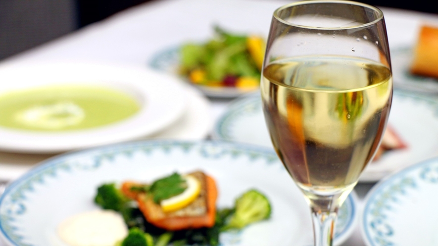 ◆夕食一例。ソムリエのオーナーが本日のお料理に合うワインをアドバイスいたします。