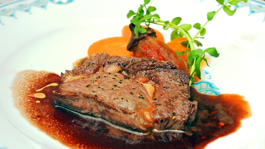 ◆夕食、春夏の肉料理一例　リブロースステーキ ボルドレーズソース