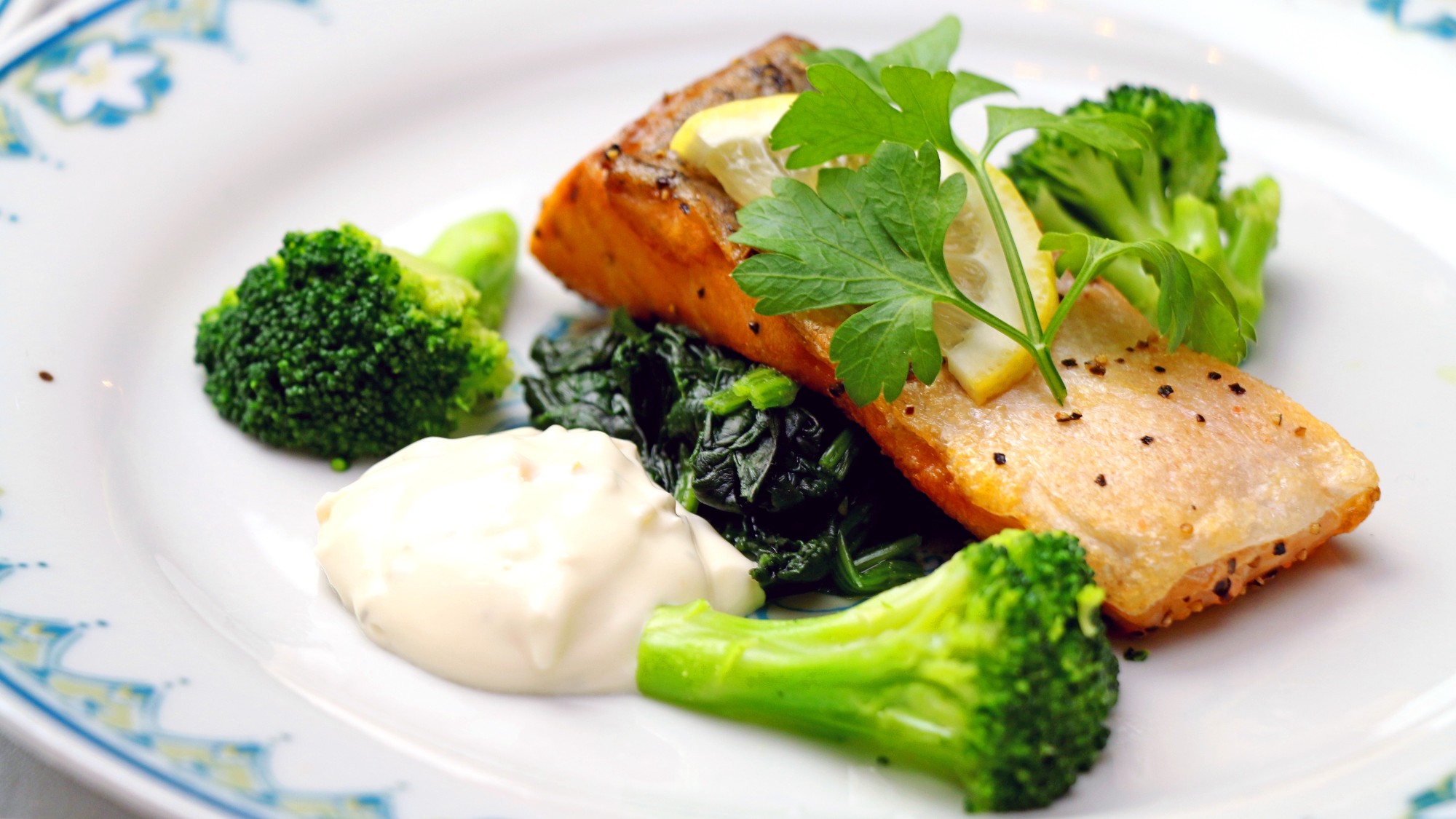 ◆夕食、魚料理一例　サーモンのポアレ　タルタルソース