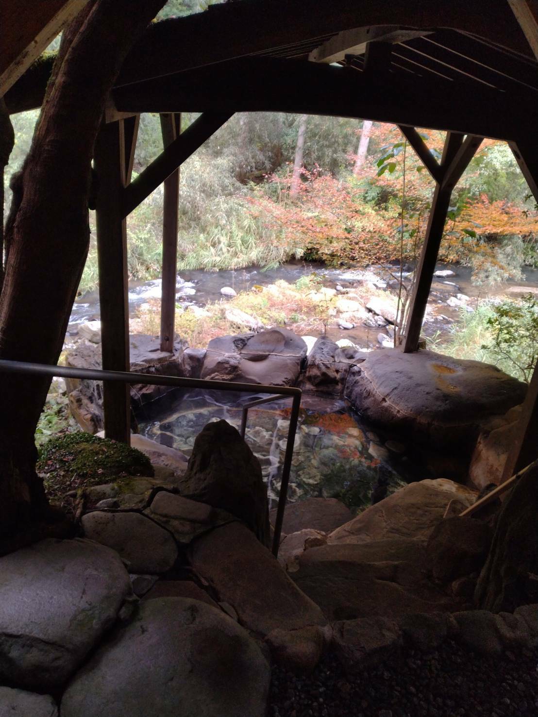 客室「かやぶき」内の客室露天風呂までの道のり（※階段がございます）