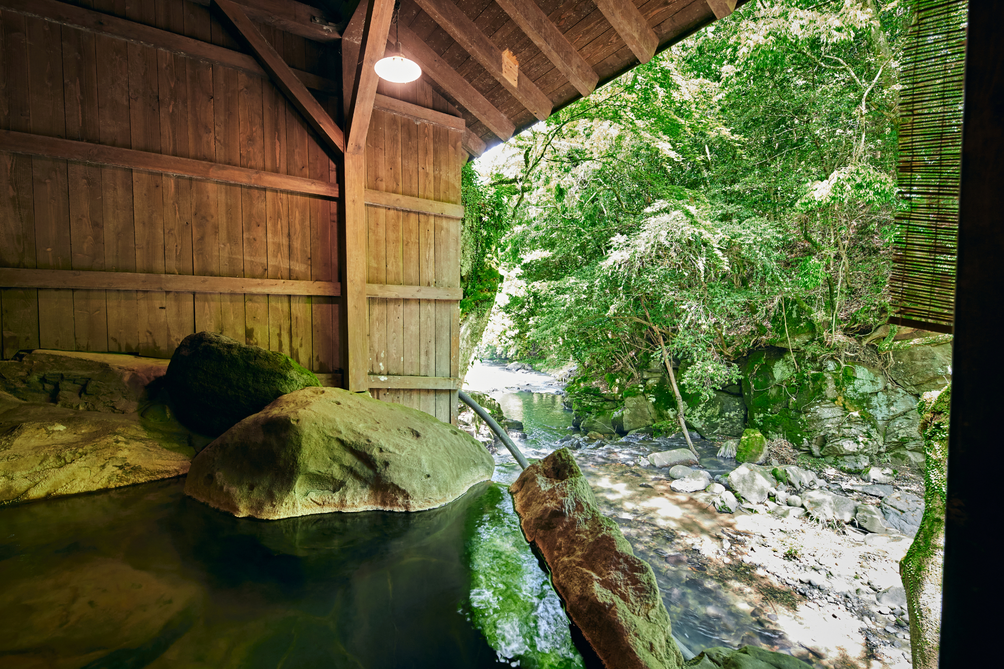 【離れ_準客室】和室・寝室・露天岩風呂（渓流沿い）