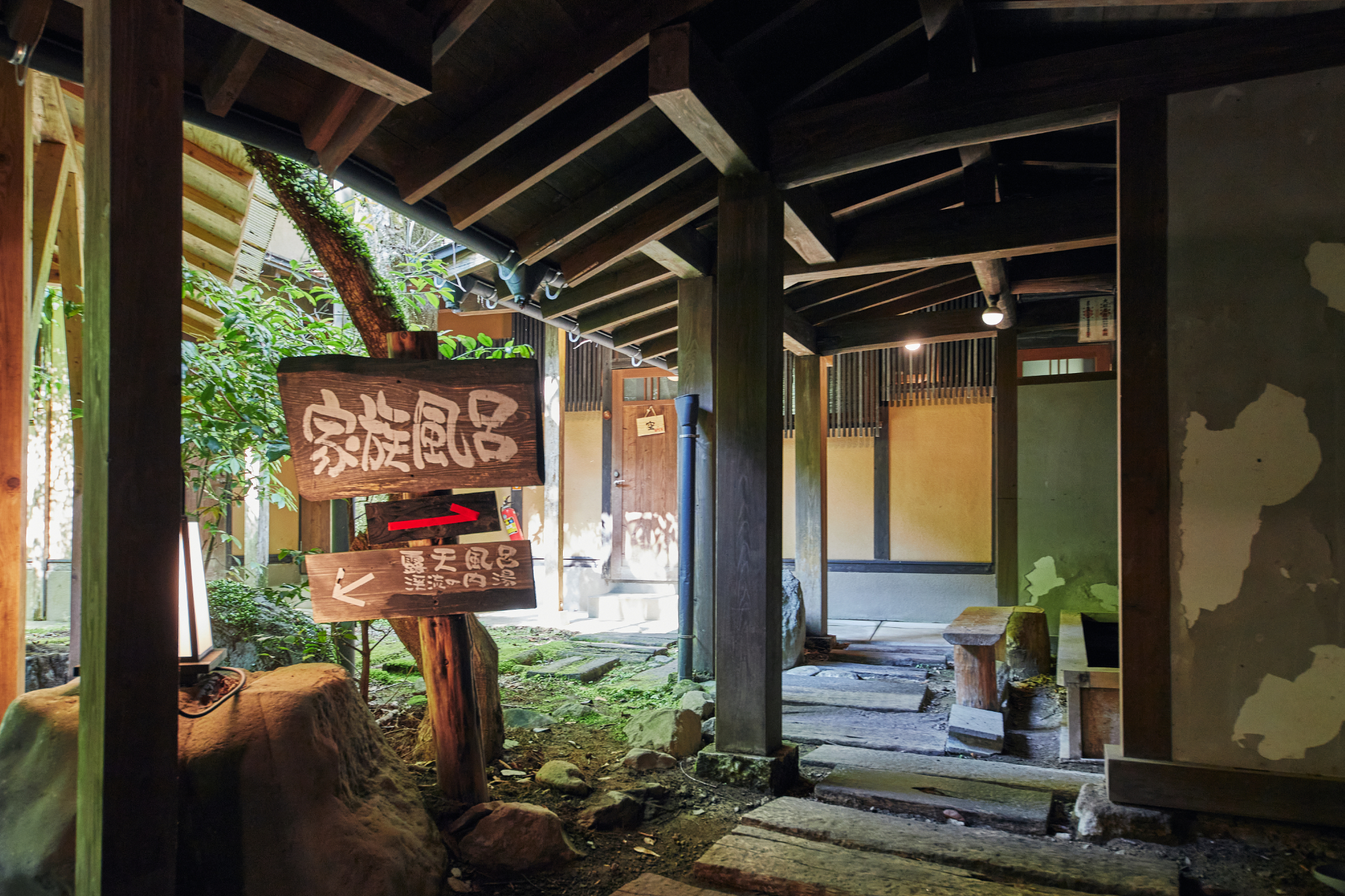 大浴場まで続く道