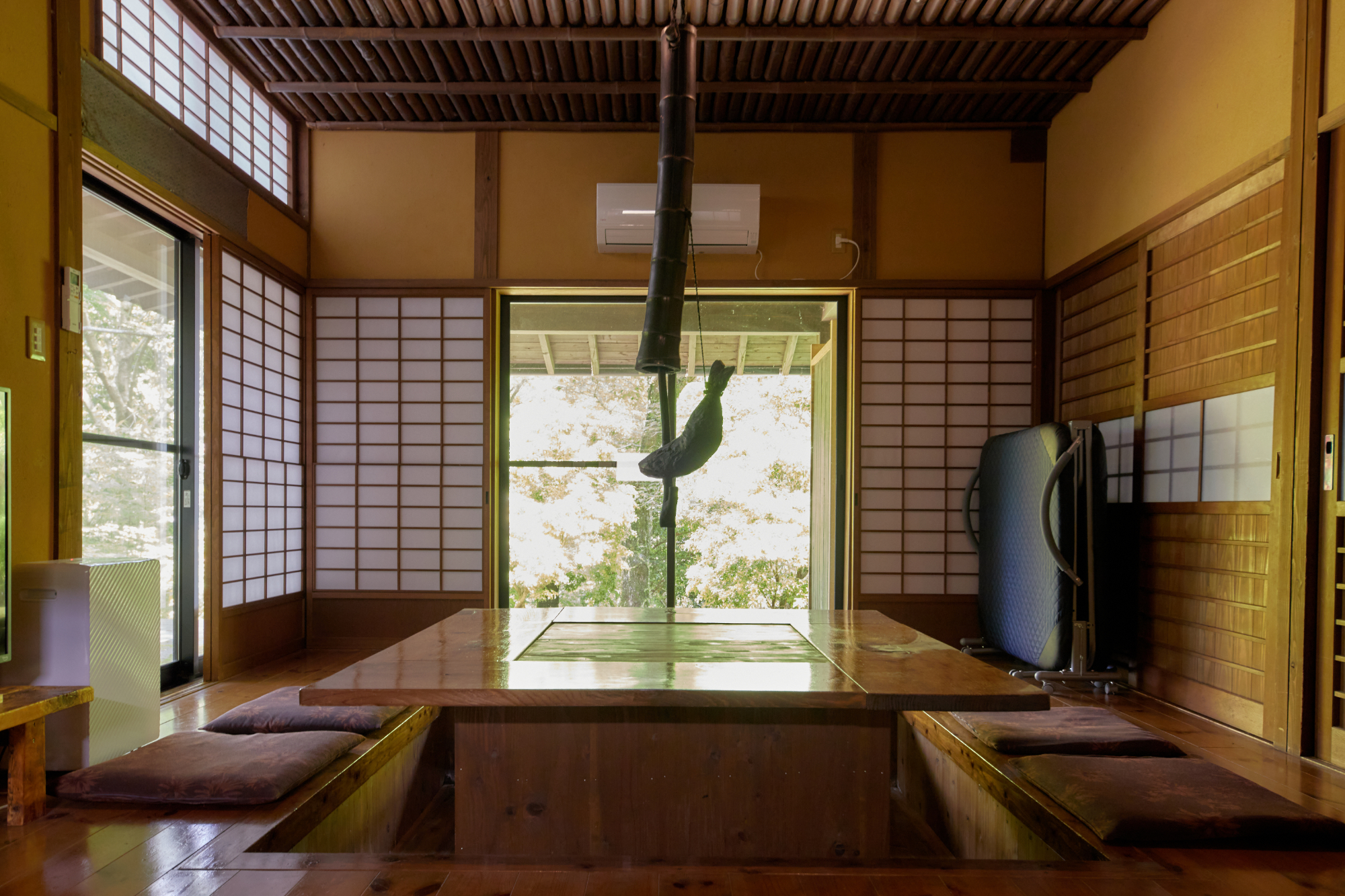 【離れ_メゾネット】和室4間・リビング・岩露天風呂・内湯