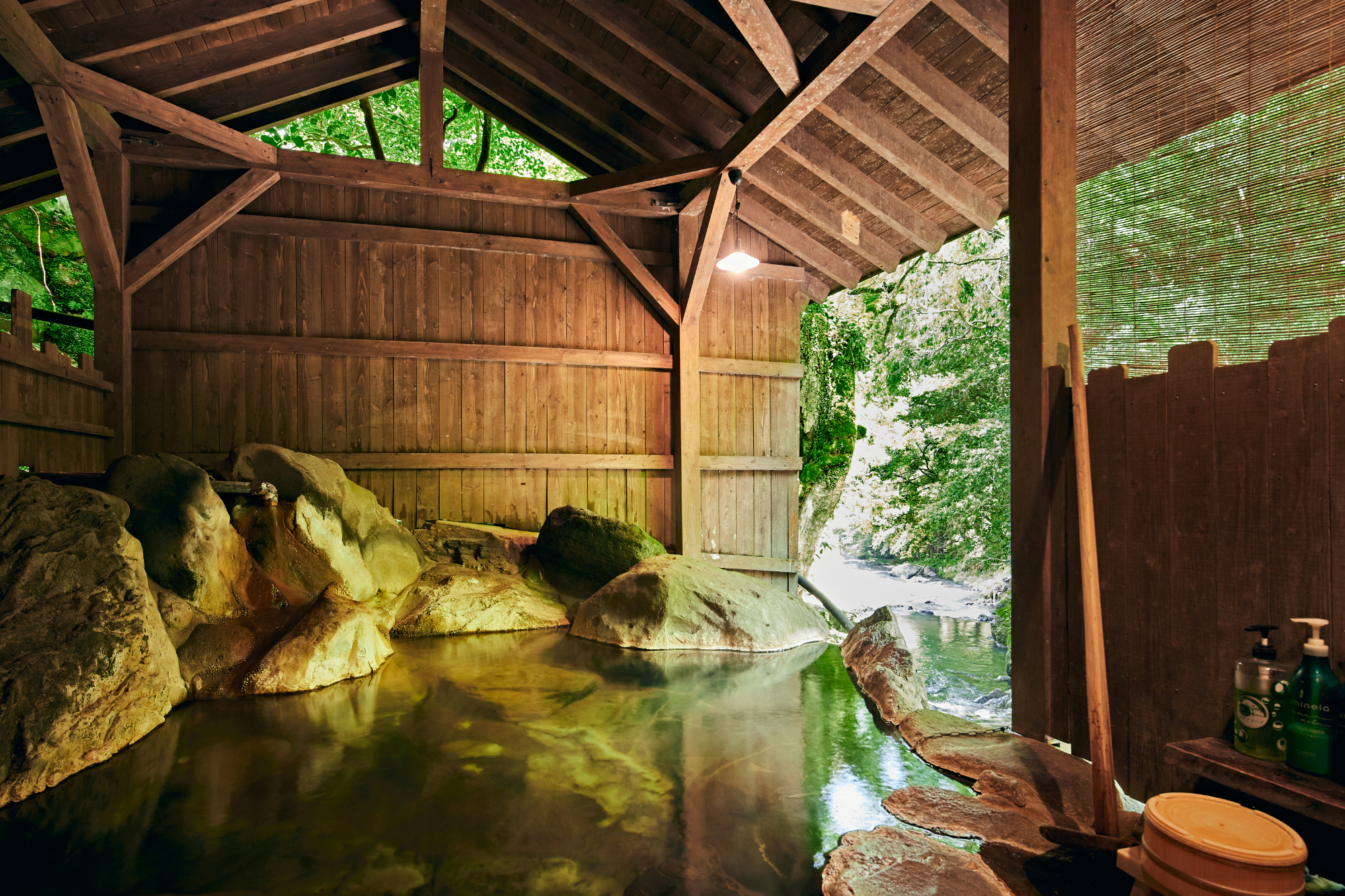 【離れ_準客室】和室・寝室・露天岩風呂（渓流沿い）