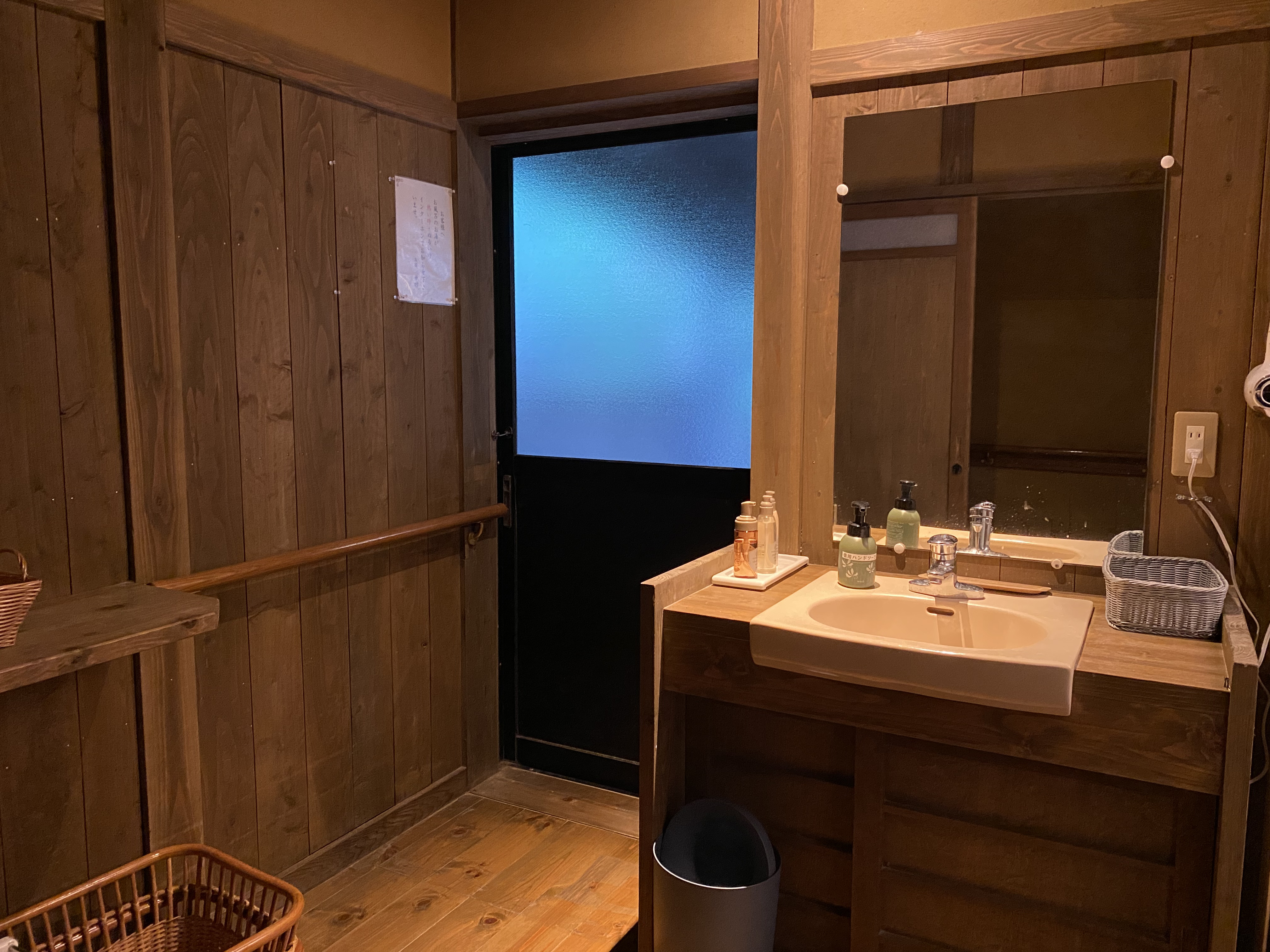 【離れ_メゾネット】和室4間・リビング・岩露天風呂・内湯