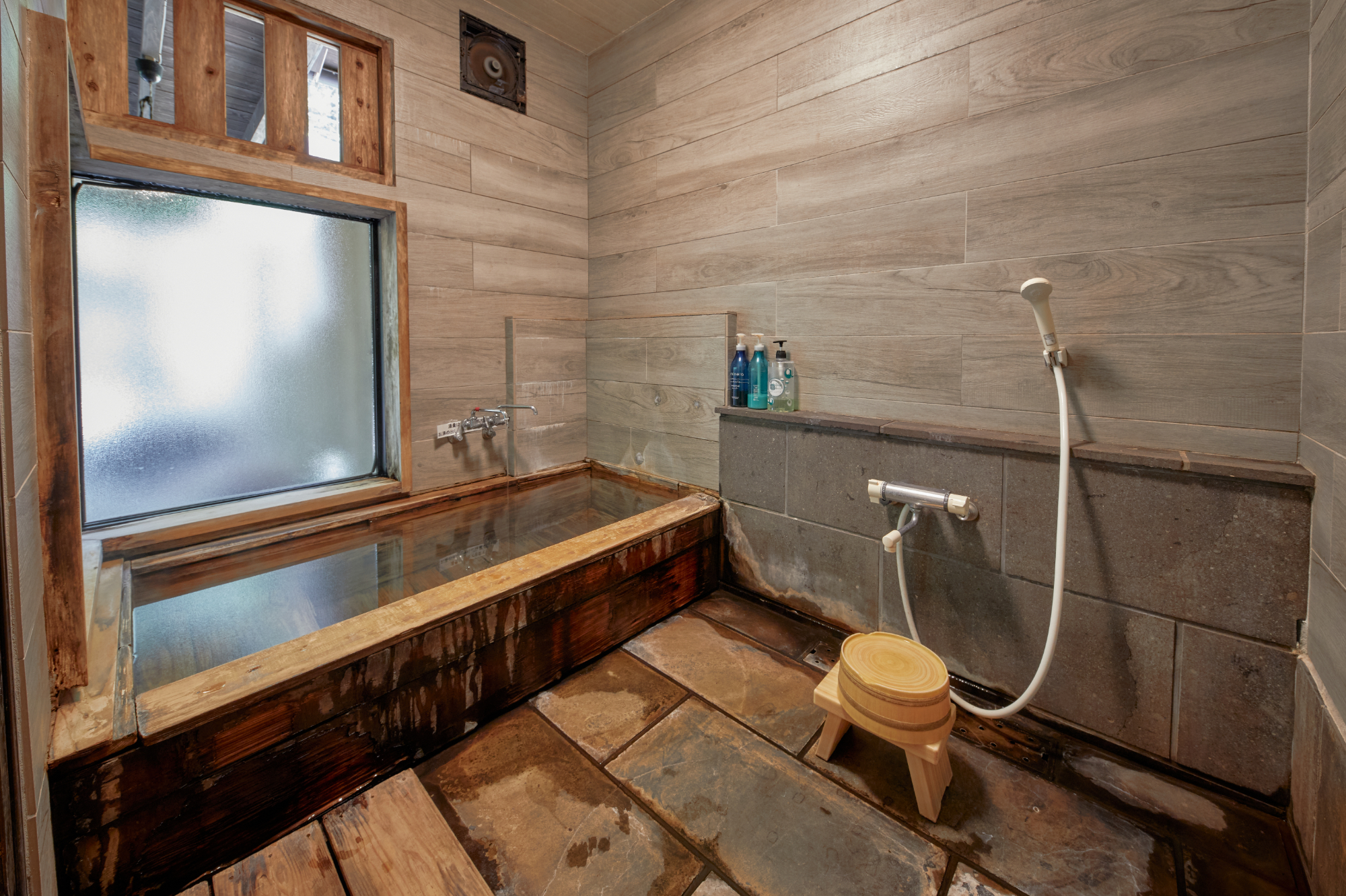 【離れ_メゾネット】和室4間・リビング・岩露天風呂・内湯