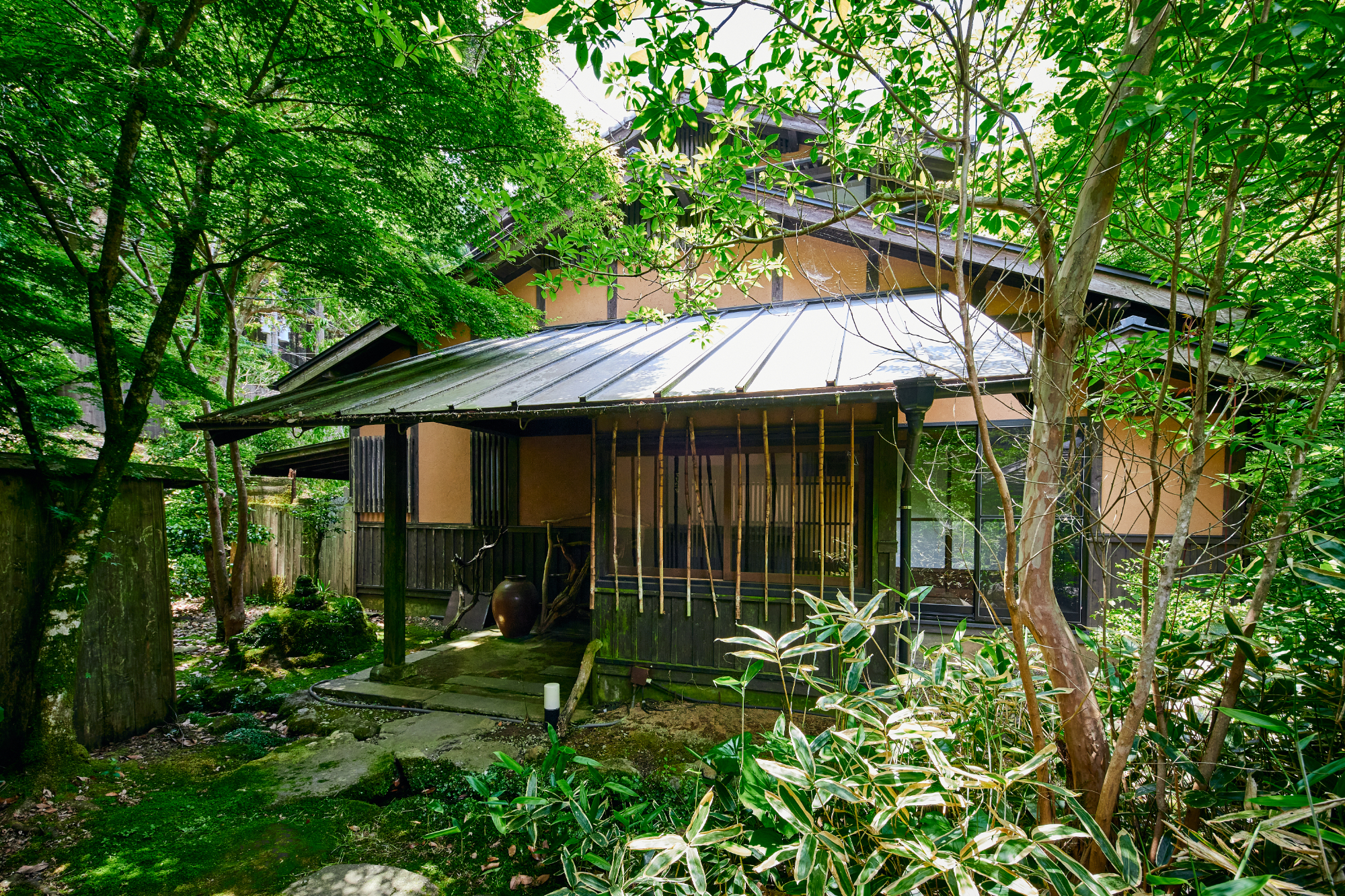 【離れ_メゾネット】和室4間・リビング・岩露天風呂・内湯