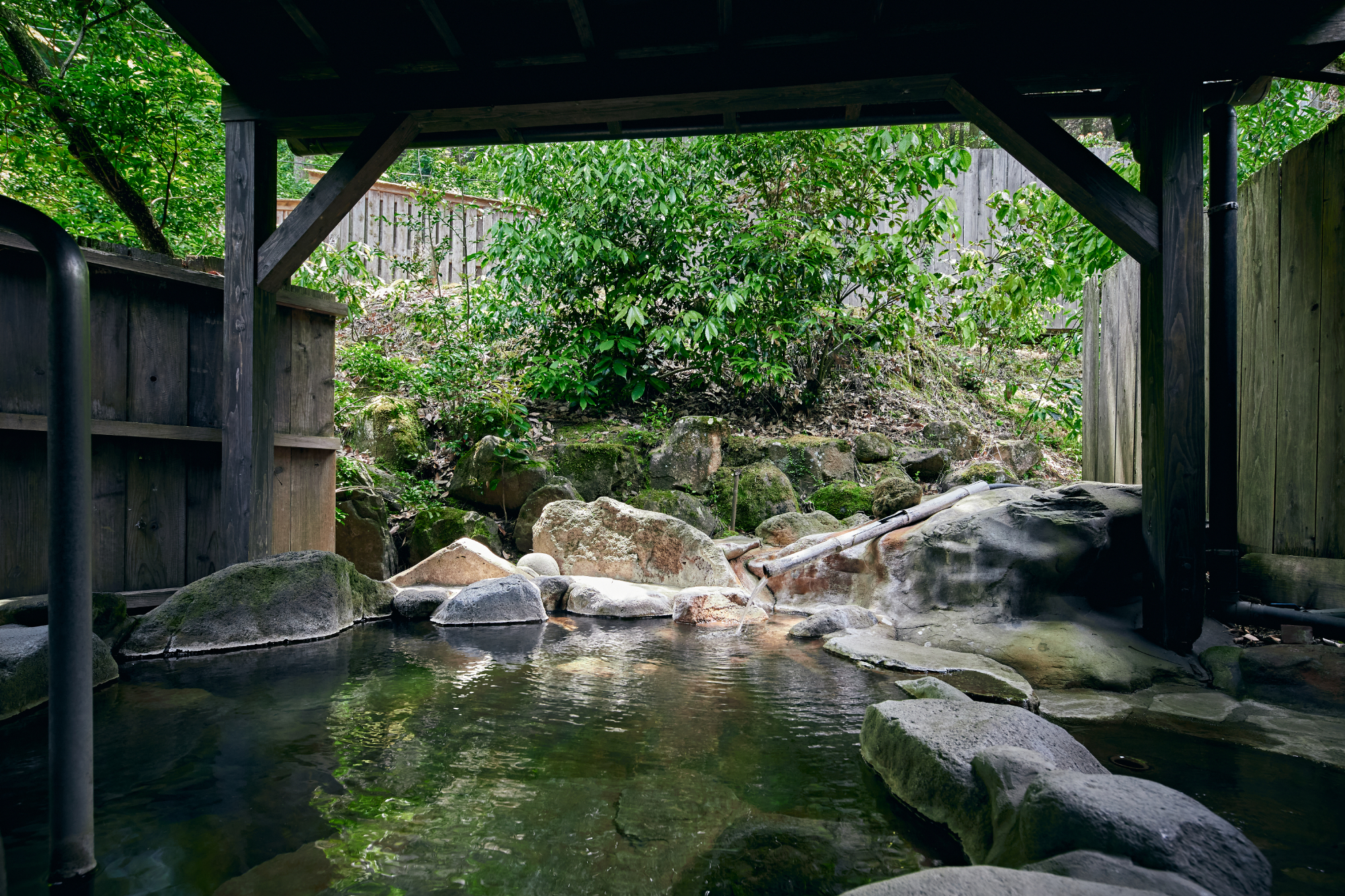 【離れ_メゾネット】和室4間・リビング・岩露天風呂・内湯