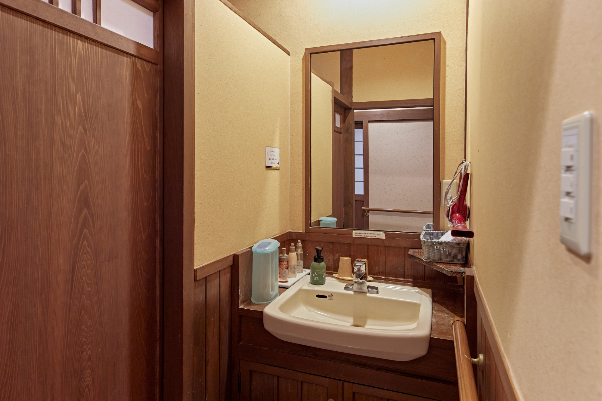 【離れ_準客室】和室・寝室・露天岩風呂（渓流沿い）