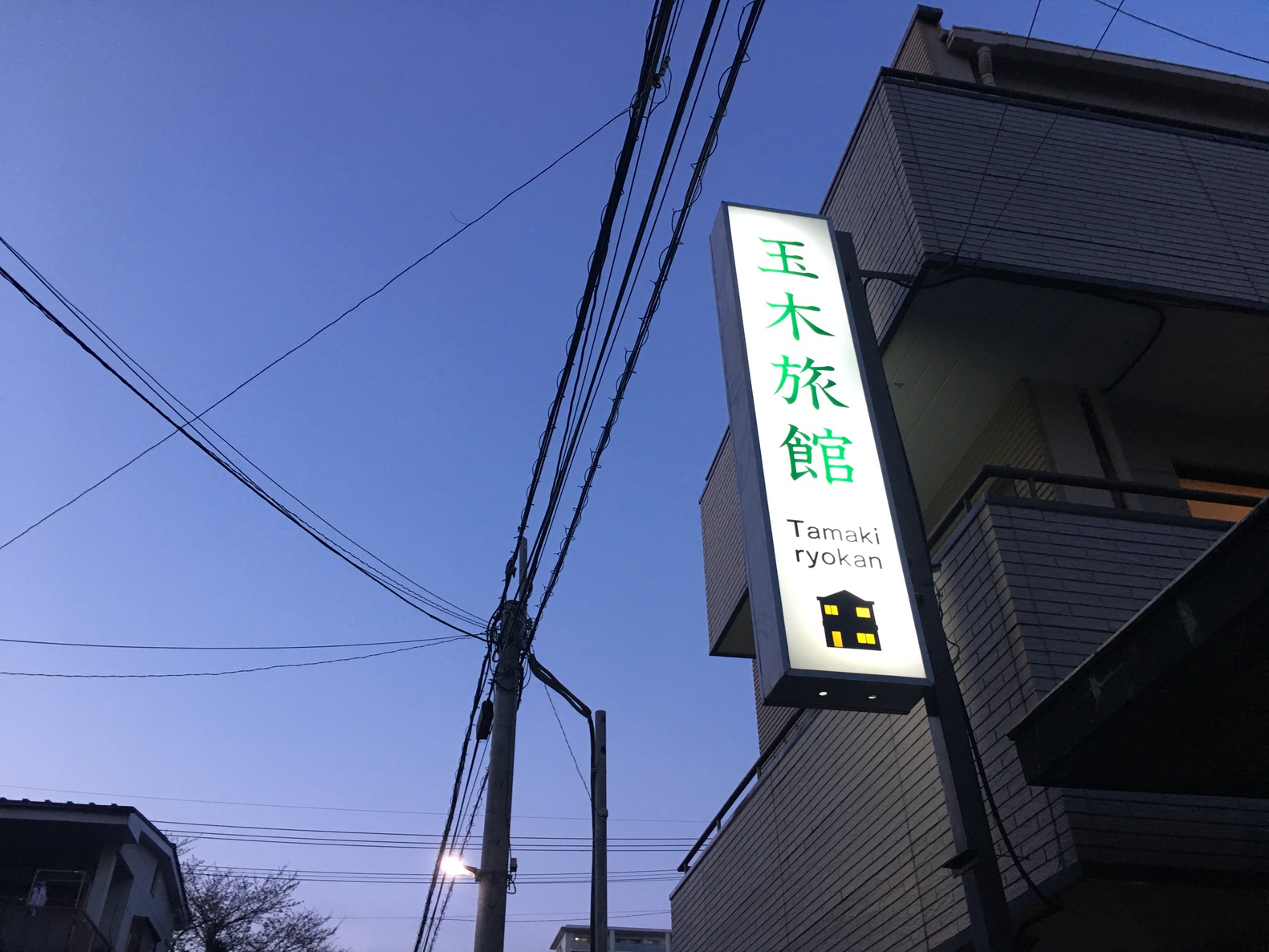 夜の外観