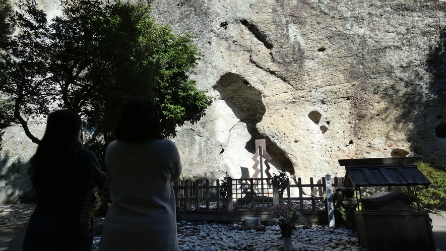 花の窟神社【参拝所】車で約6分