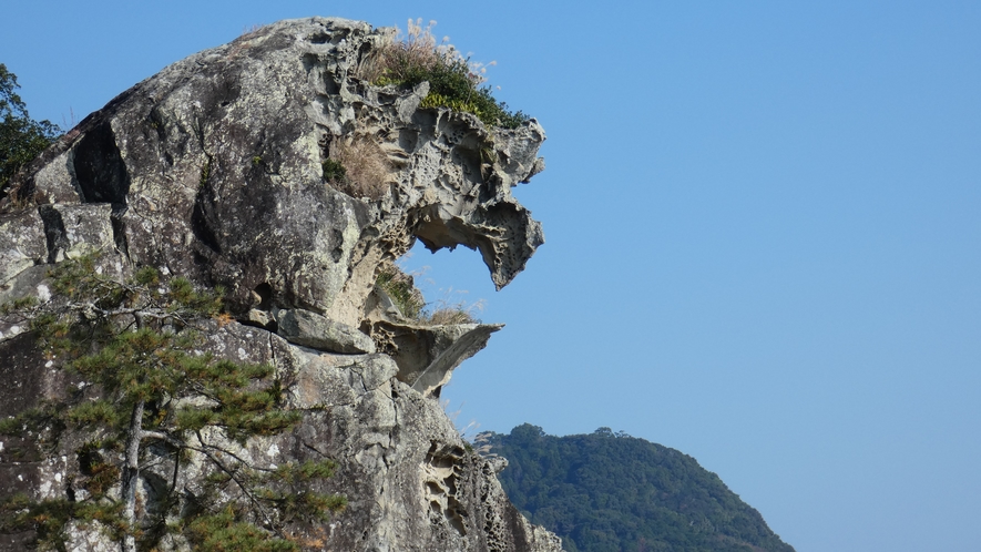 獅子岩【横顔が獅子に見える事から】車で約6分