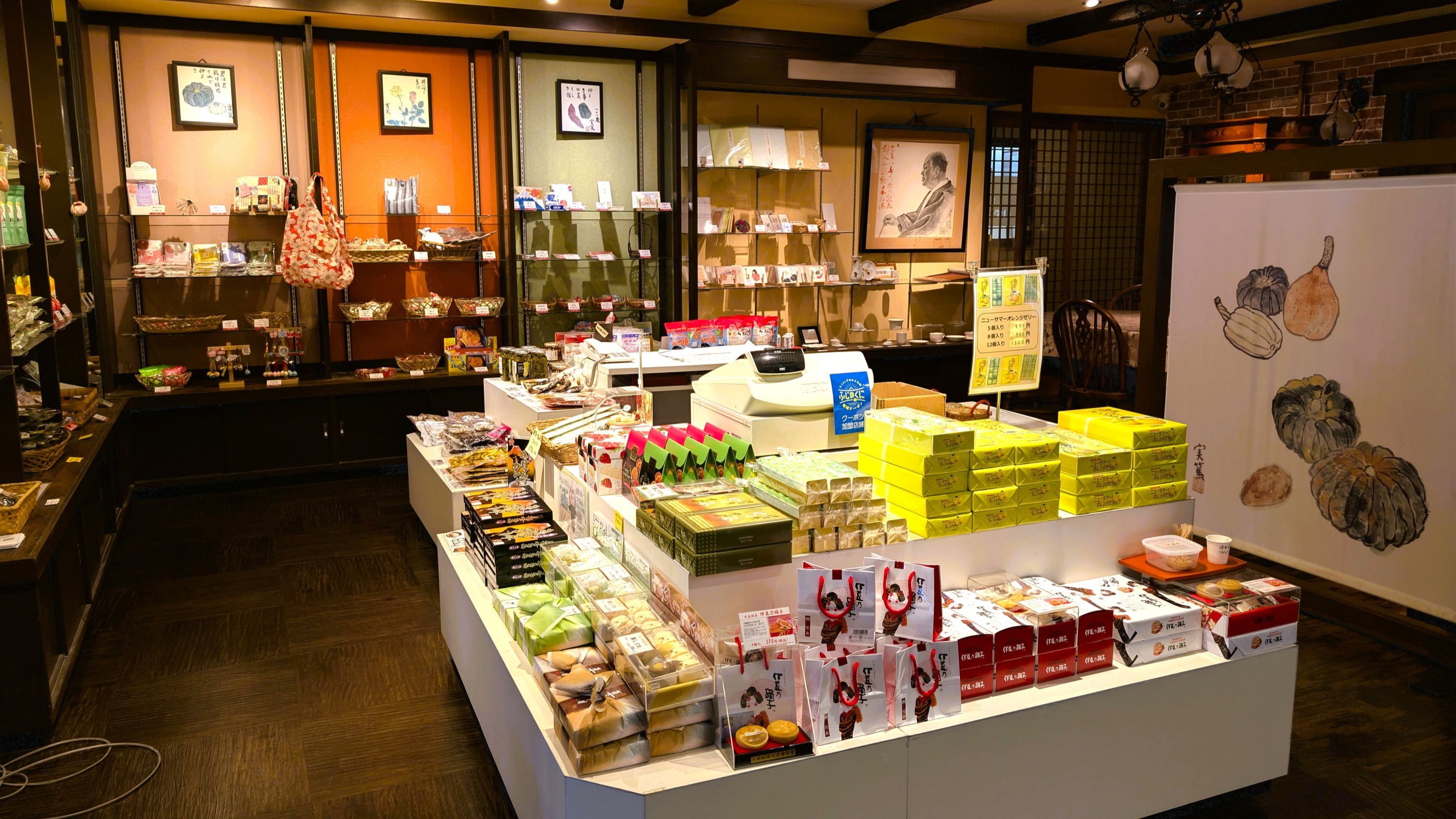 今時珍しい！？お土産コーナーも充実しています。
