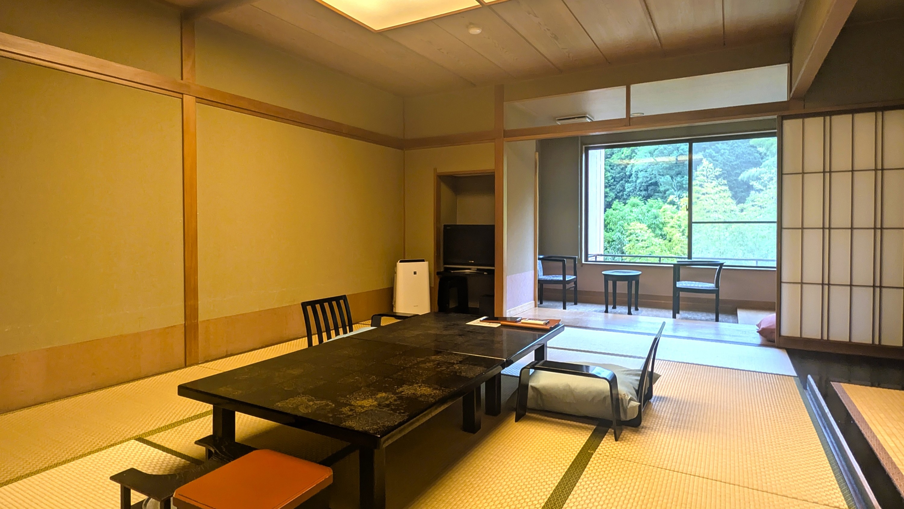 【開春楼の間】広々としているのでお子様連れのお客様からも人気のお部屋です。