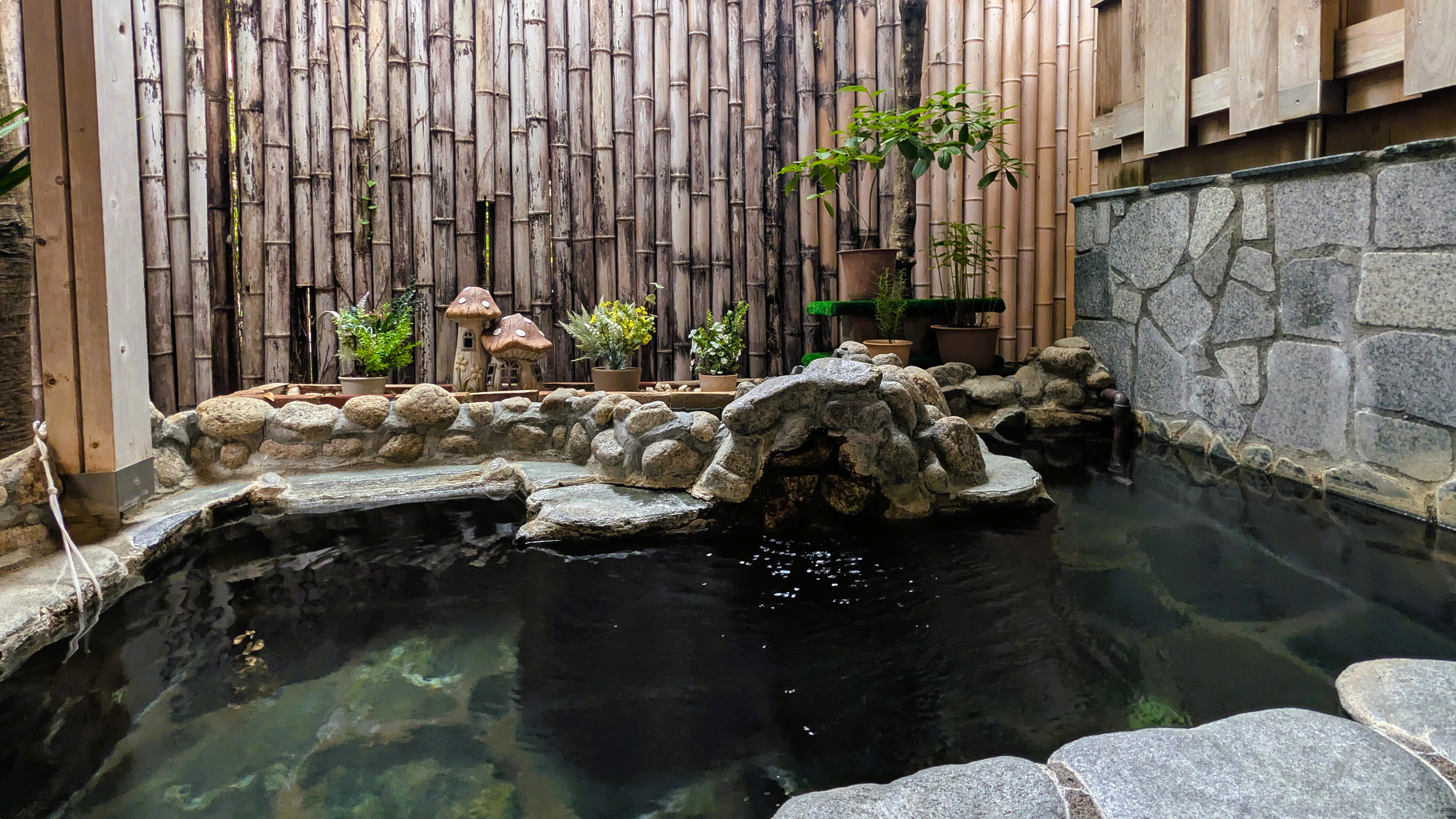 貸切風呂「はいからの湯」。緑に囲まれほのかな緑の香りに包まれながらの入浴。