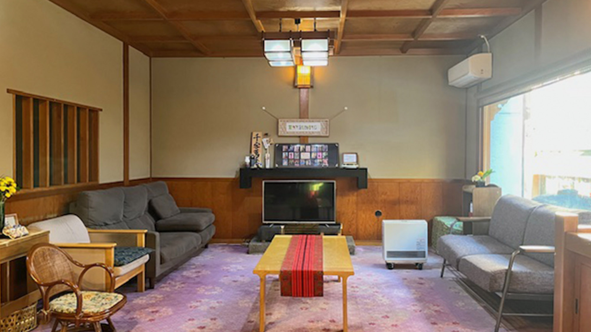 ・【内観】旅の合間にリラックス。ロビーのソファで、思い思いの時間をお過ごしください。