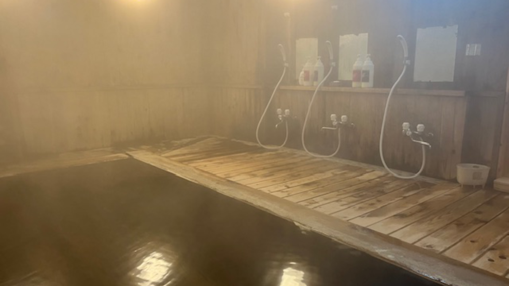 ・【お風呂】源泉かけ流し100%天然温泉の総檜風呂で、心ゆくまで癒しの時間をお過ごしください