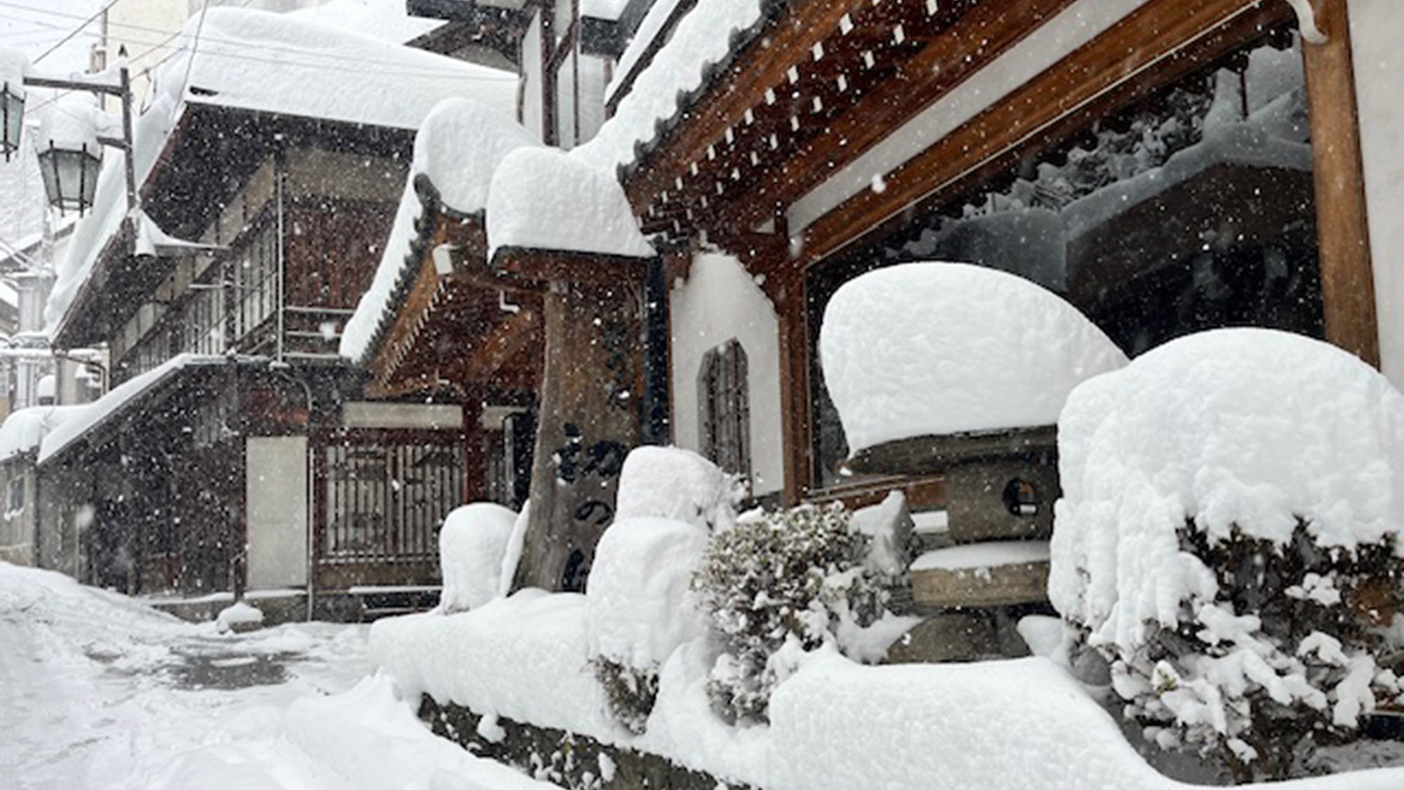 ・【外観】美しい雪景色を見ながら観光の後は、渋温泉で温まり、心安らぐ時間をお過ごしください