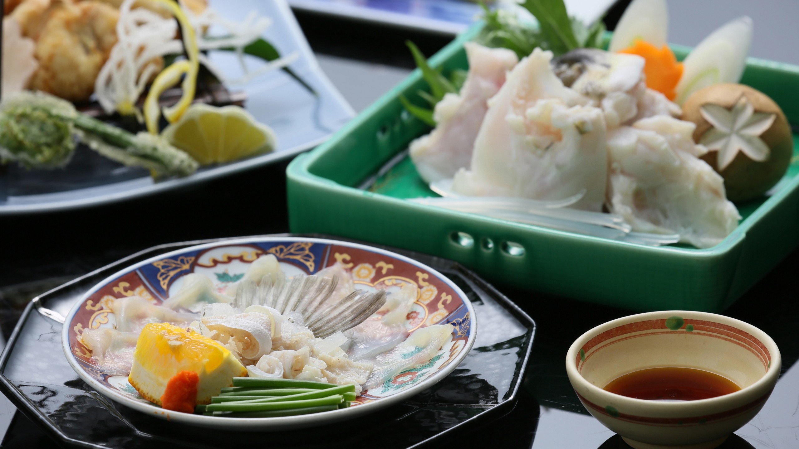 【ふく・福味わい会席】ふく刺し、唐揚げ、ちりの三品を味わうお気軽ふくコース（イメージ）。