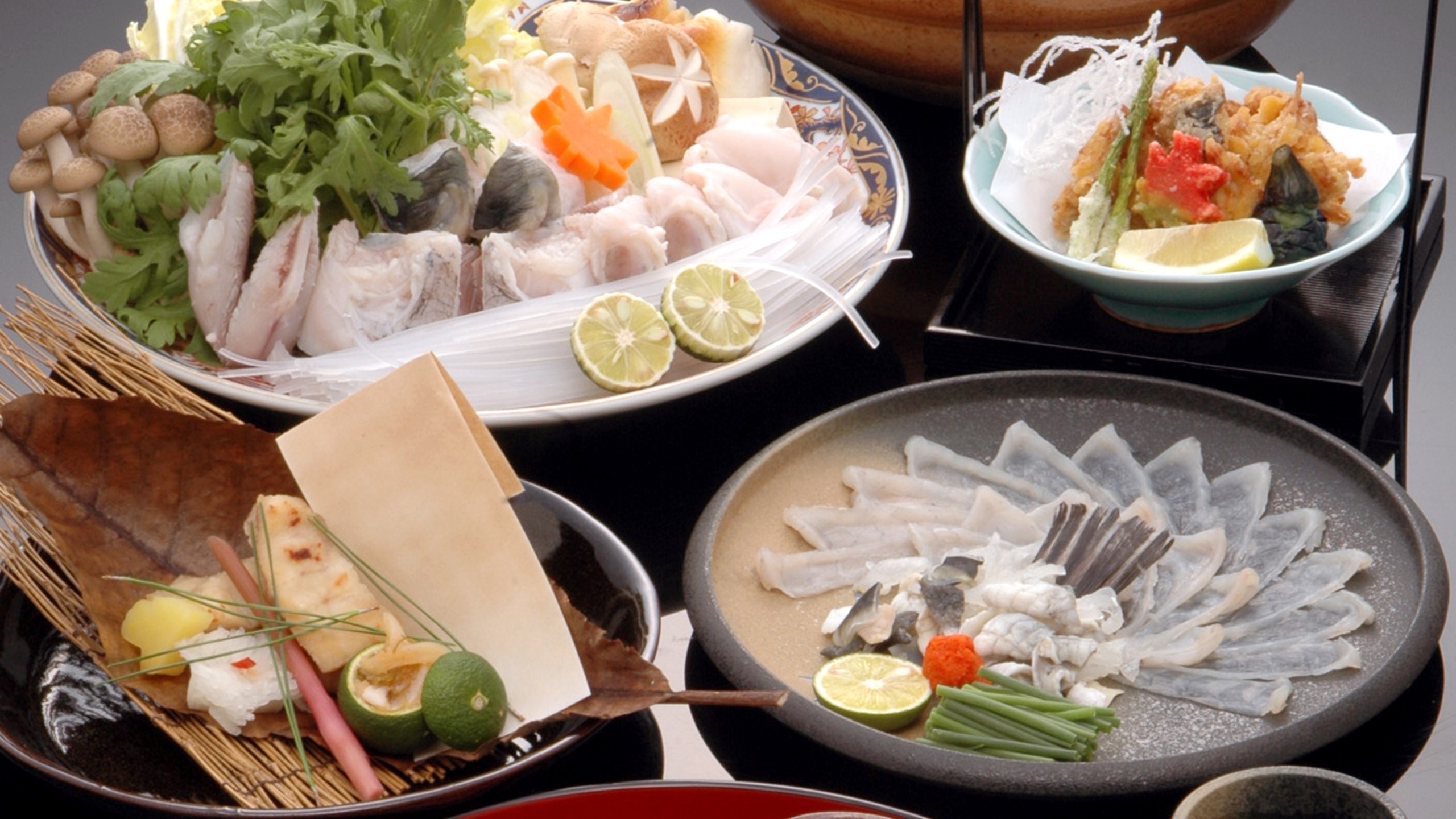 【本ふく会席】ふく刺し、唐揚げ、ちりを初めとするふくコースを堪能（刺し、ちりは2人前。イメージ）。