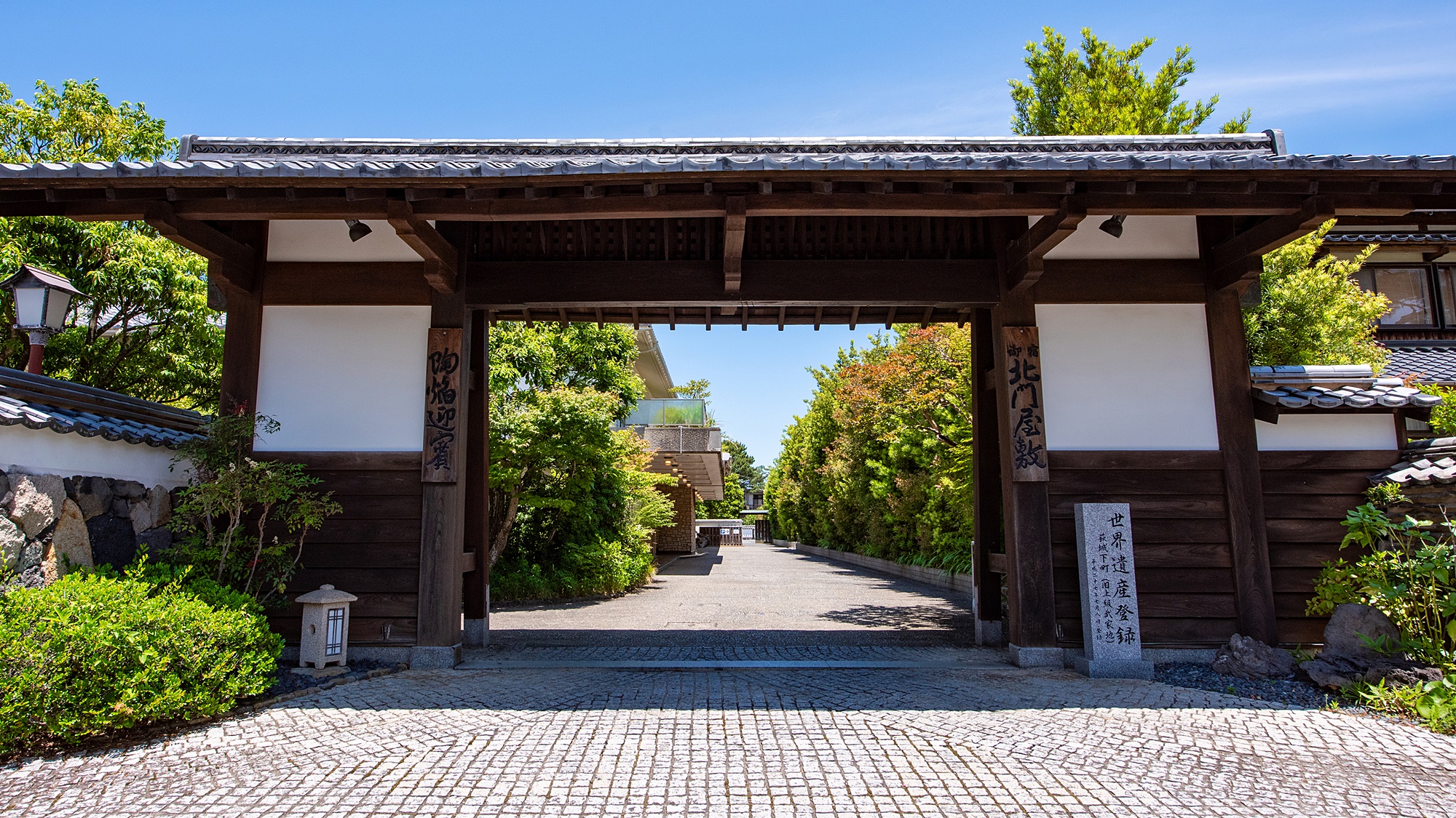 【表門(昼)】武家屋敷を思わせる表門が入り口です。和洋に彩られた庭を楽しみながらお入り下さい。