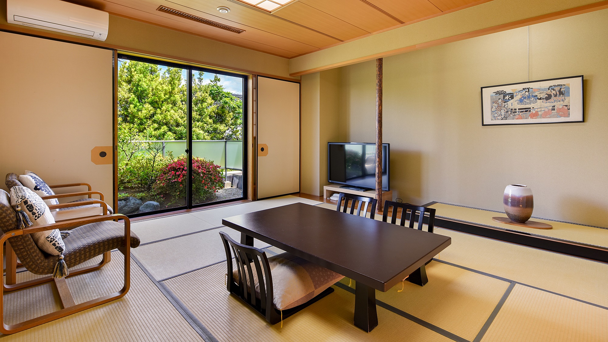 【和洋室/一例】客室には小庭がついており、小さくまとまった日本の美が和みを与えてくれます。