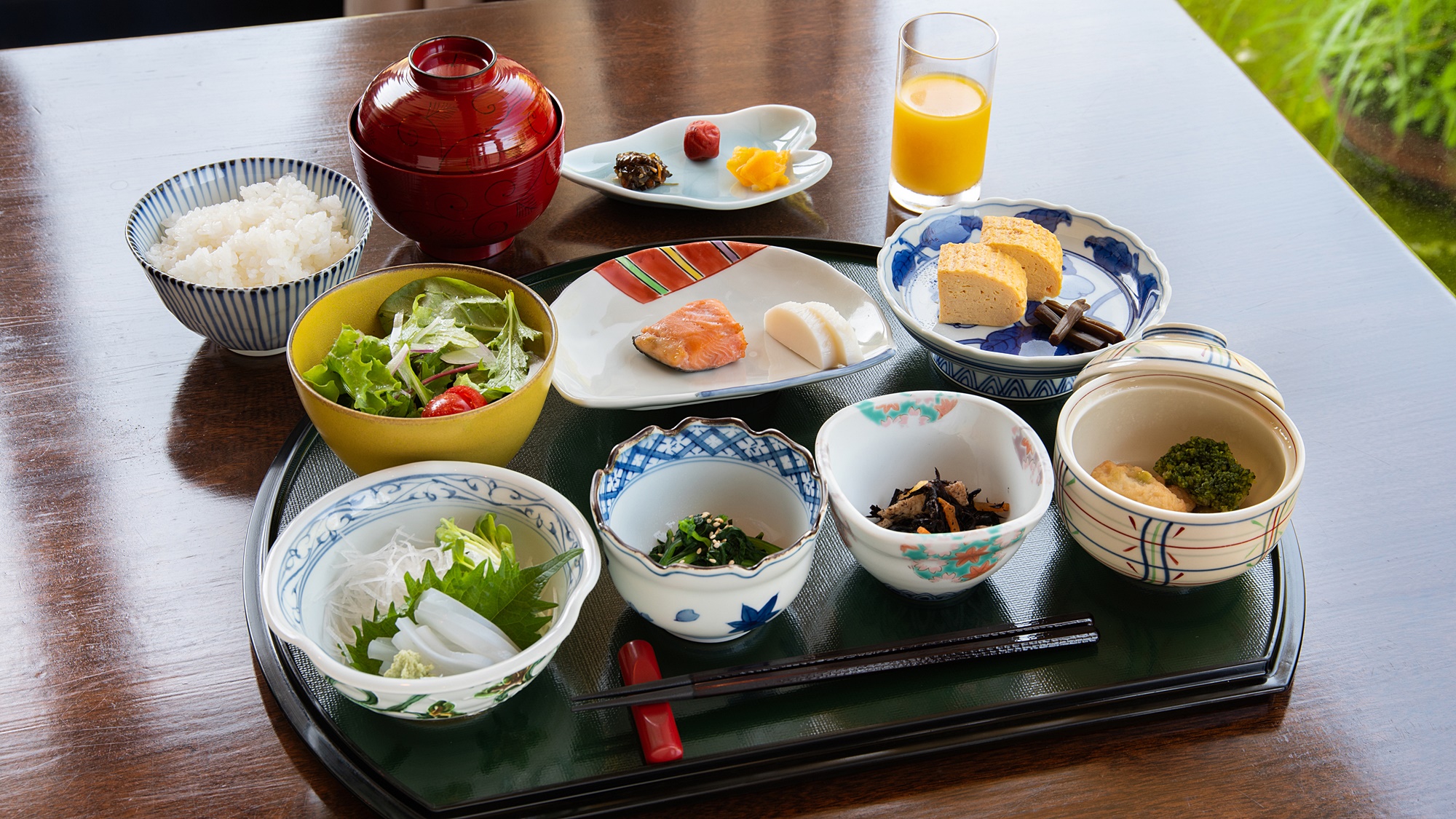 【朝食一例】定番ながらも滋味に富む、健康的な和朝食をご提供いたします。