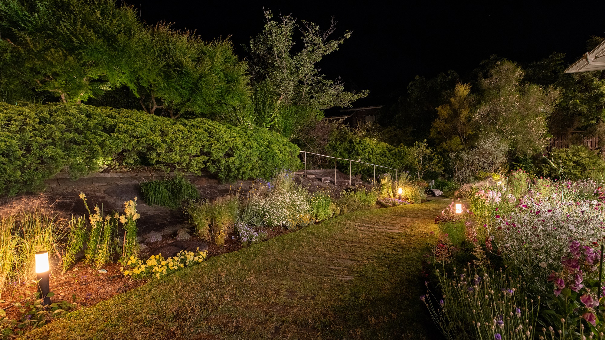 【ガーデン】館内に広がる庭園。月明りとご一緒にロマンティックなお散歩を。