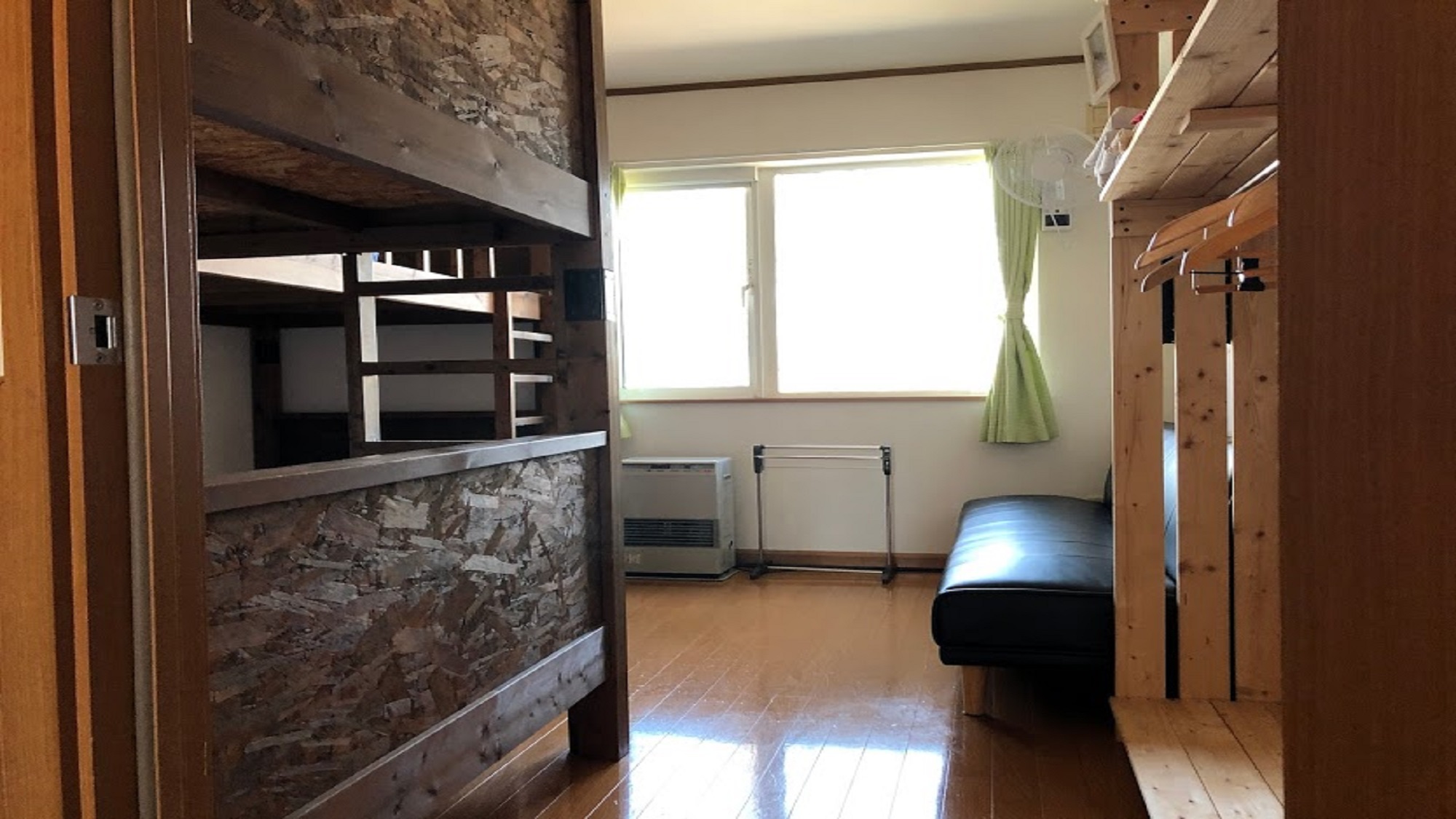 窓から大きなとかち※グループ＜二段ベッド〜4人部屋＞