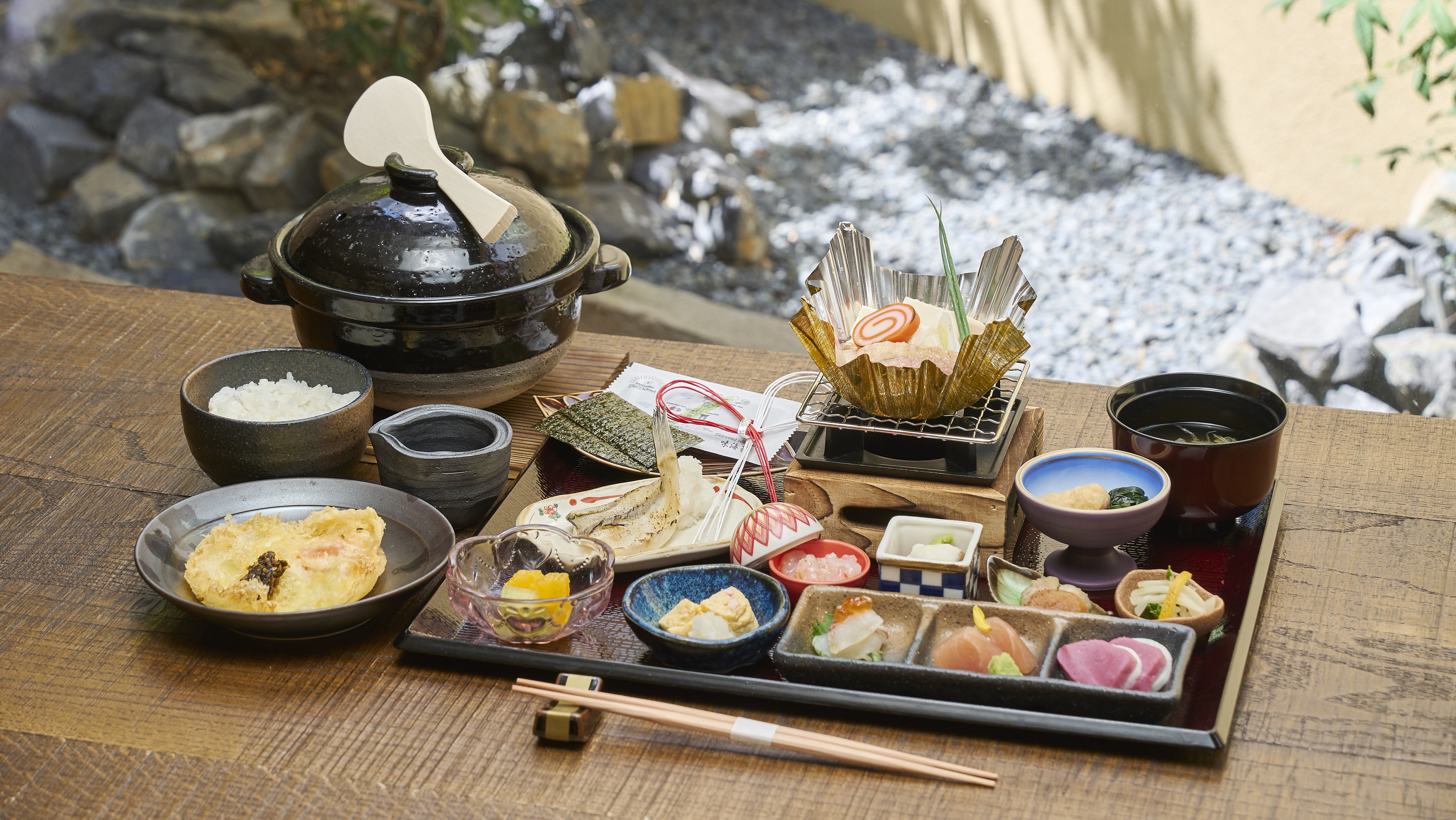 「一部客室、プランにて選択できる朝食和膳「百万石の朝餉（あさげ）」
