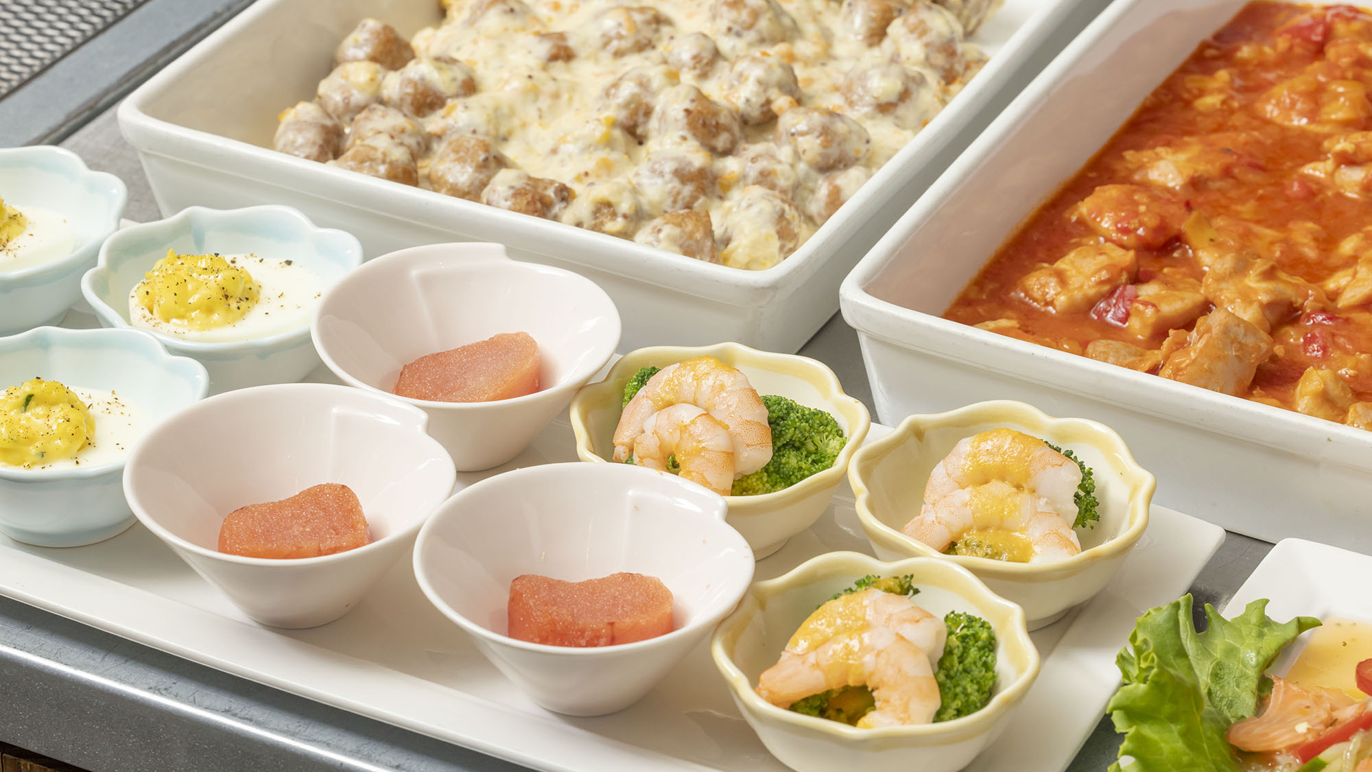 【朝食】ビュッフェ：惣菜小鉢にはご飯のお供や冷製惣菜を揃えております