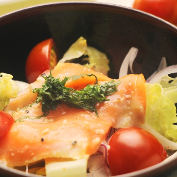 夕食にお出ししているサラダになります