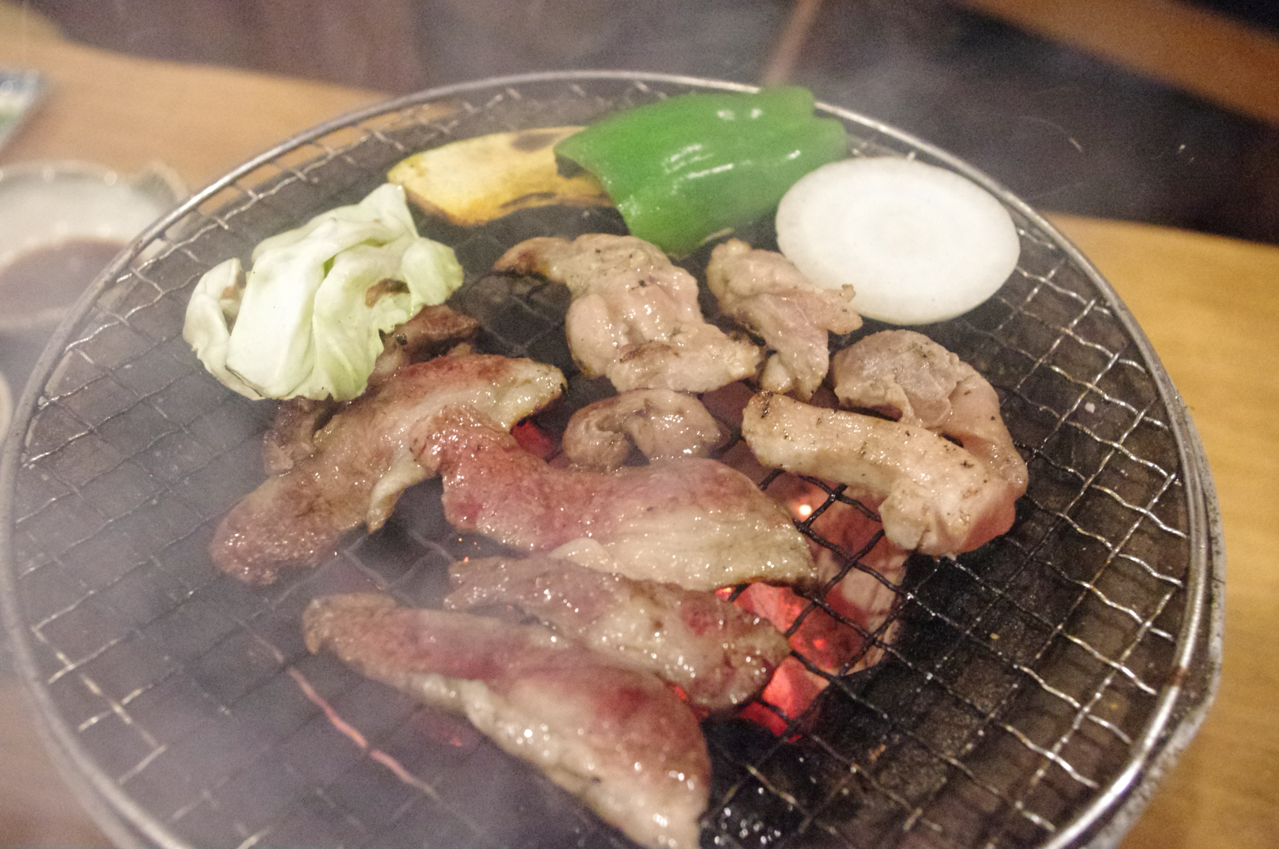 夏はテラスで炭火焼