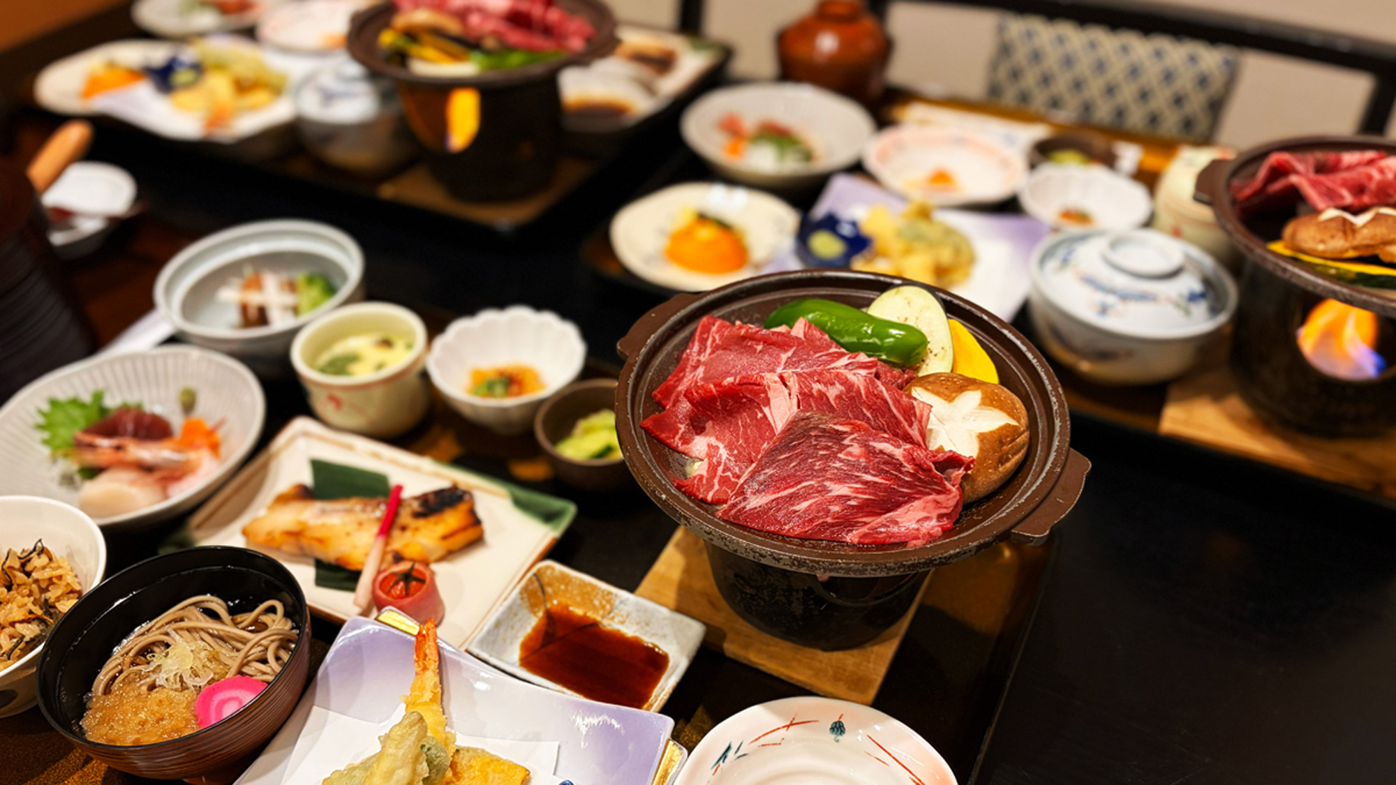 【夕食】〈豊西牛陶板焼〉豊西牛を囲む、温かな団らんのひととき