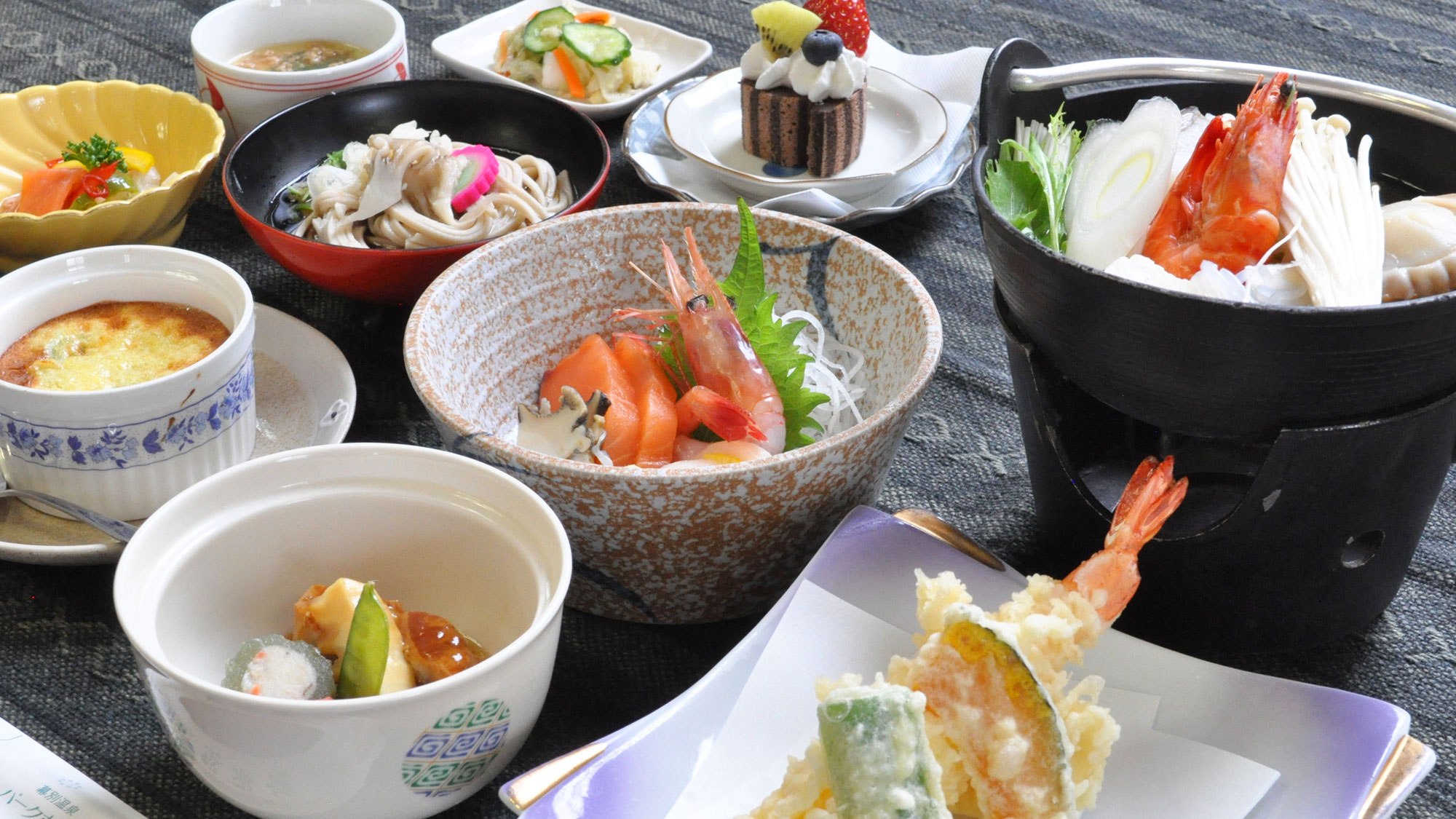 【お食事一例】近海産の魚介と地物野菜を使った海鮮鍋が人気の和食膳