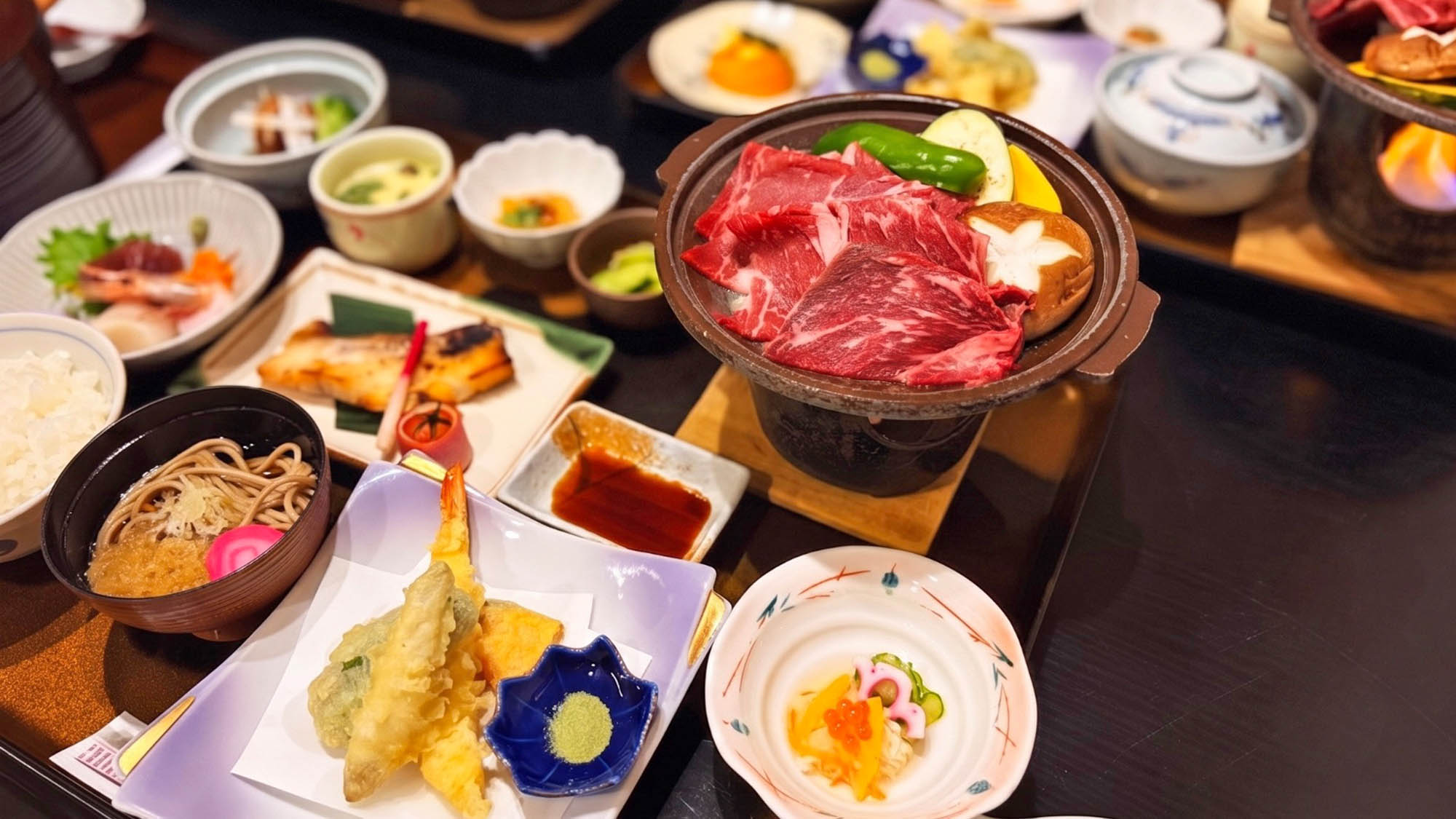 【夕食】〈豊西牛陶板焼〉豊西牛を囲む、温かな団らんのひととき