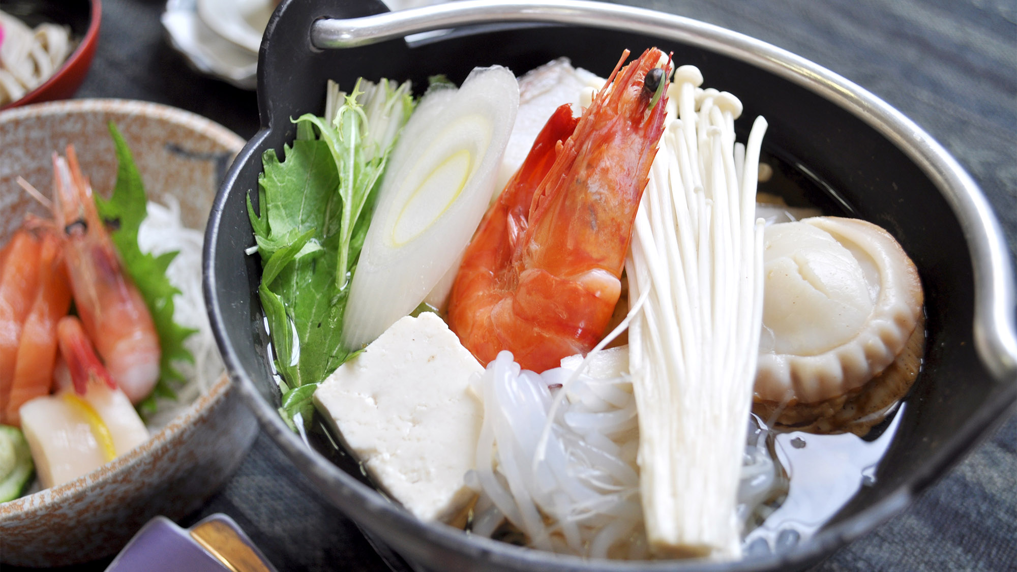 【お食事一例】近海産の魚介と地物野菜をふんだんに使った海鮮鍋*