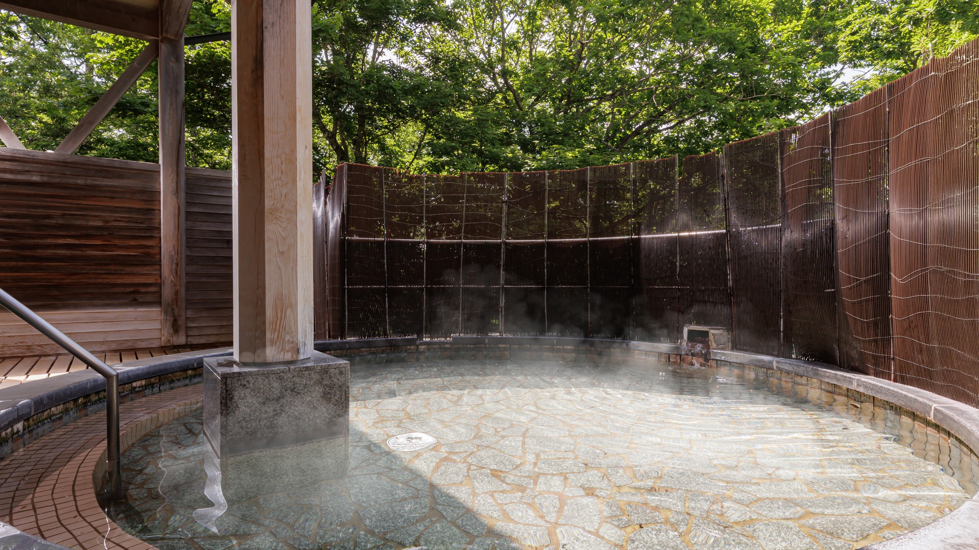 【温泉露天風呂】樹齢250年の秋田杉の矢倉と総檜で作られた温泉露天風呂