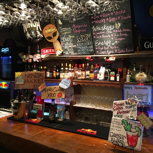 ホテル隣のThe Pub 英国調パブ＆居酒屋では、ハンバーガー、ピザ、寿司など提供。デリバリーも可能