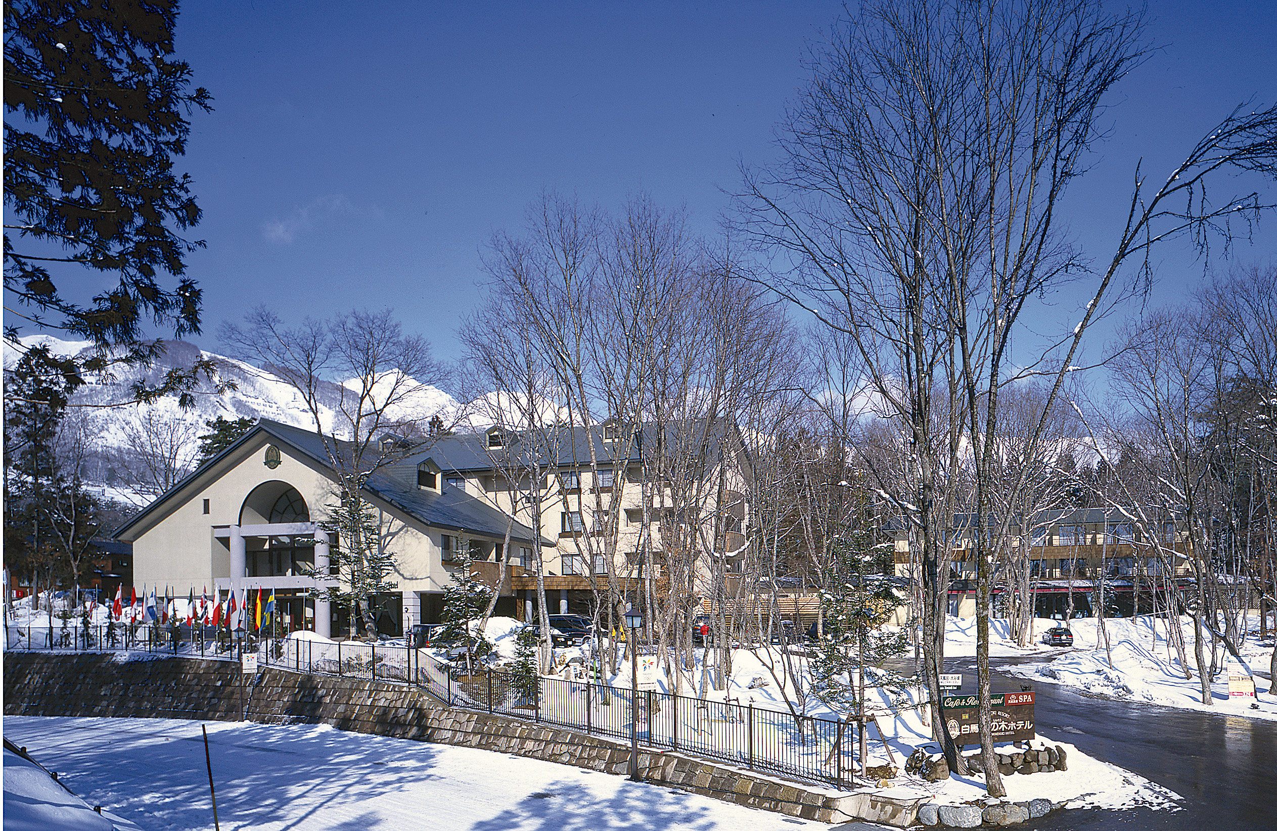 白馬八方尾根スキー場国際ゲレンデの麓にあるリゾートホテル