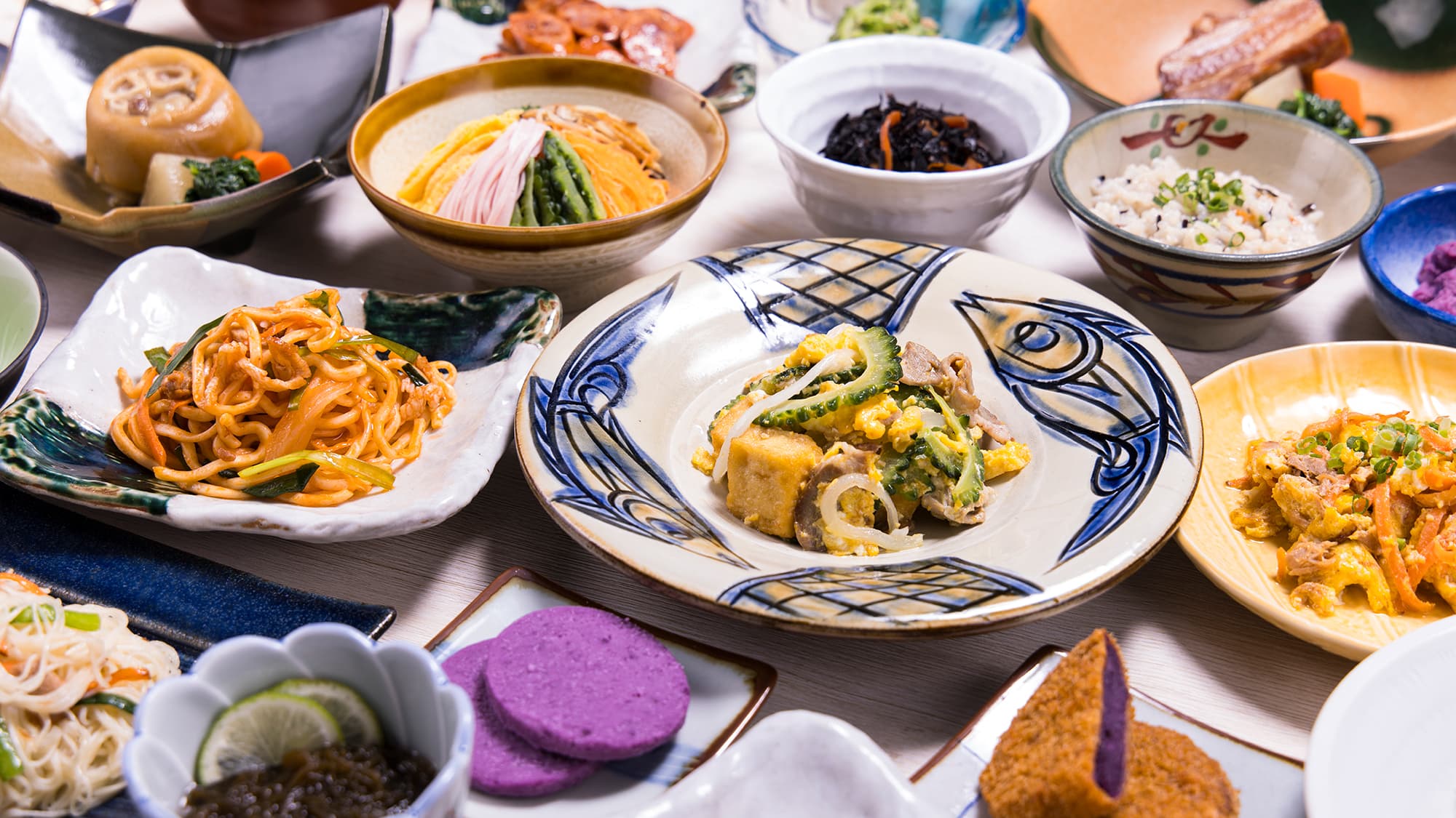 彩り豊かな沖縄料理を中心に、南国気分を楽しめる朝食スタイル♪