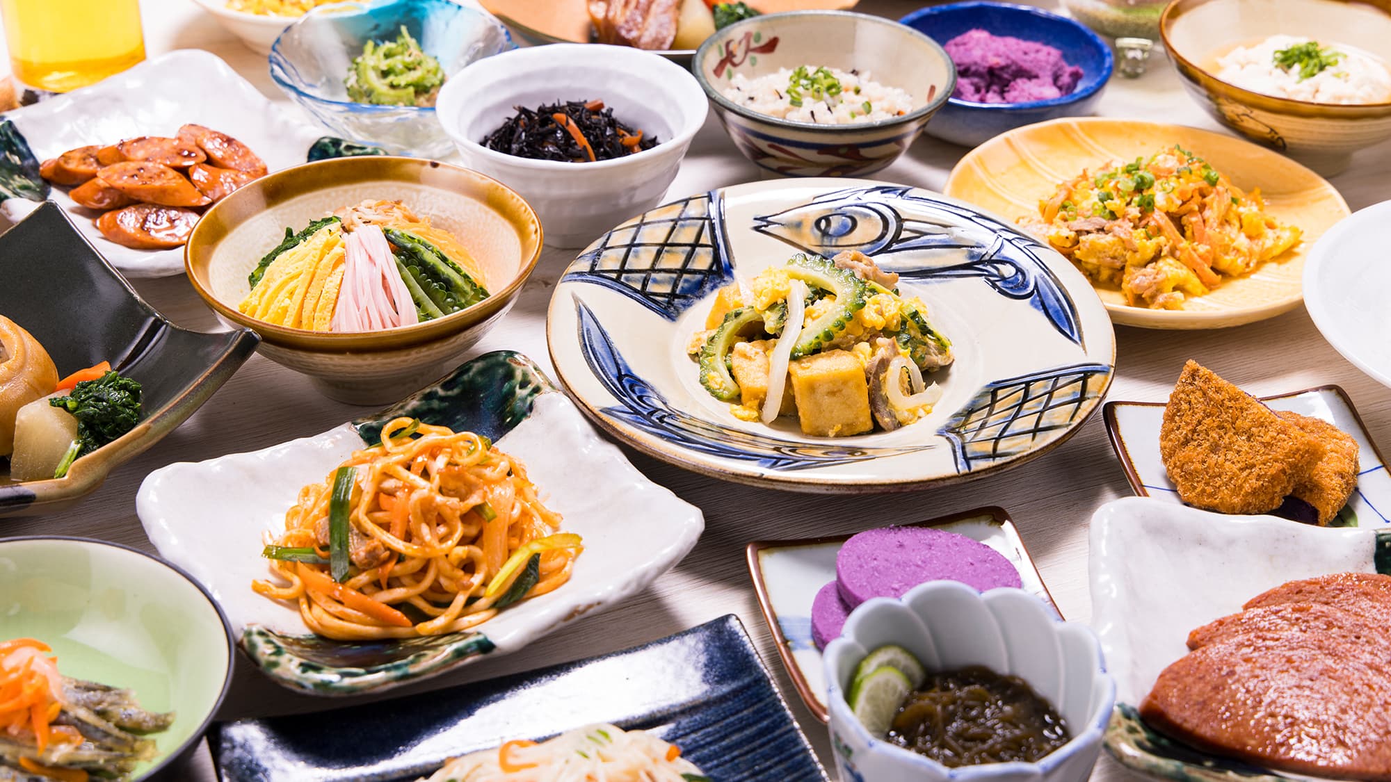 彩り豊かな沖縄料理を中心に、南国気分を楽しめる朝食スタイル♪