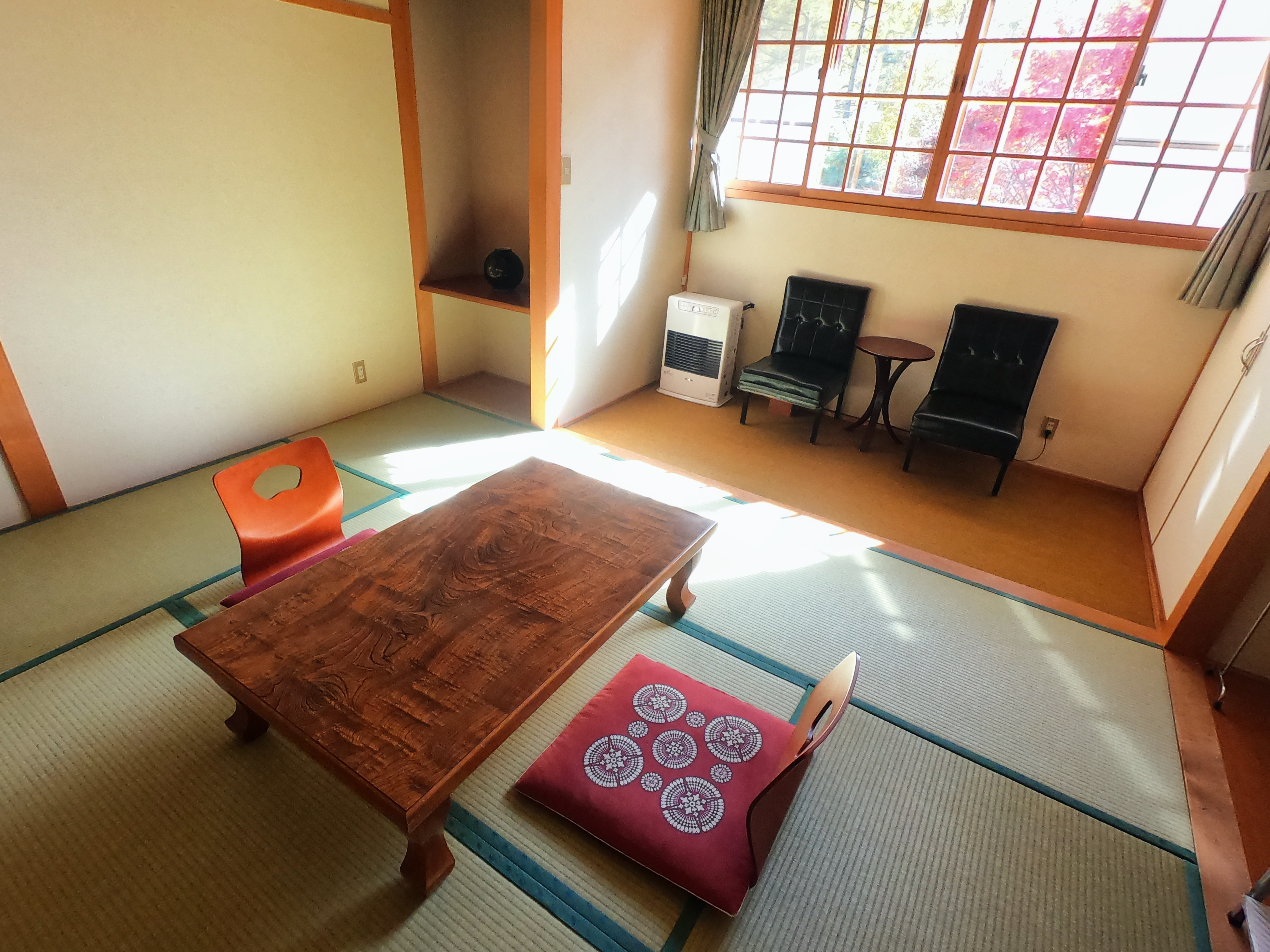 トイレ付客室例　※部屋により窓位置等が異なります。客室は選べません。
