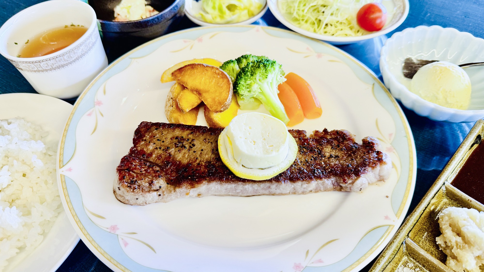 ・【夕食一例】ステーキ 牛サーロイン200g、サラダやデザート付きです