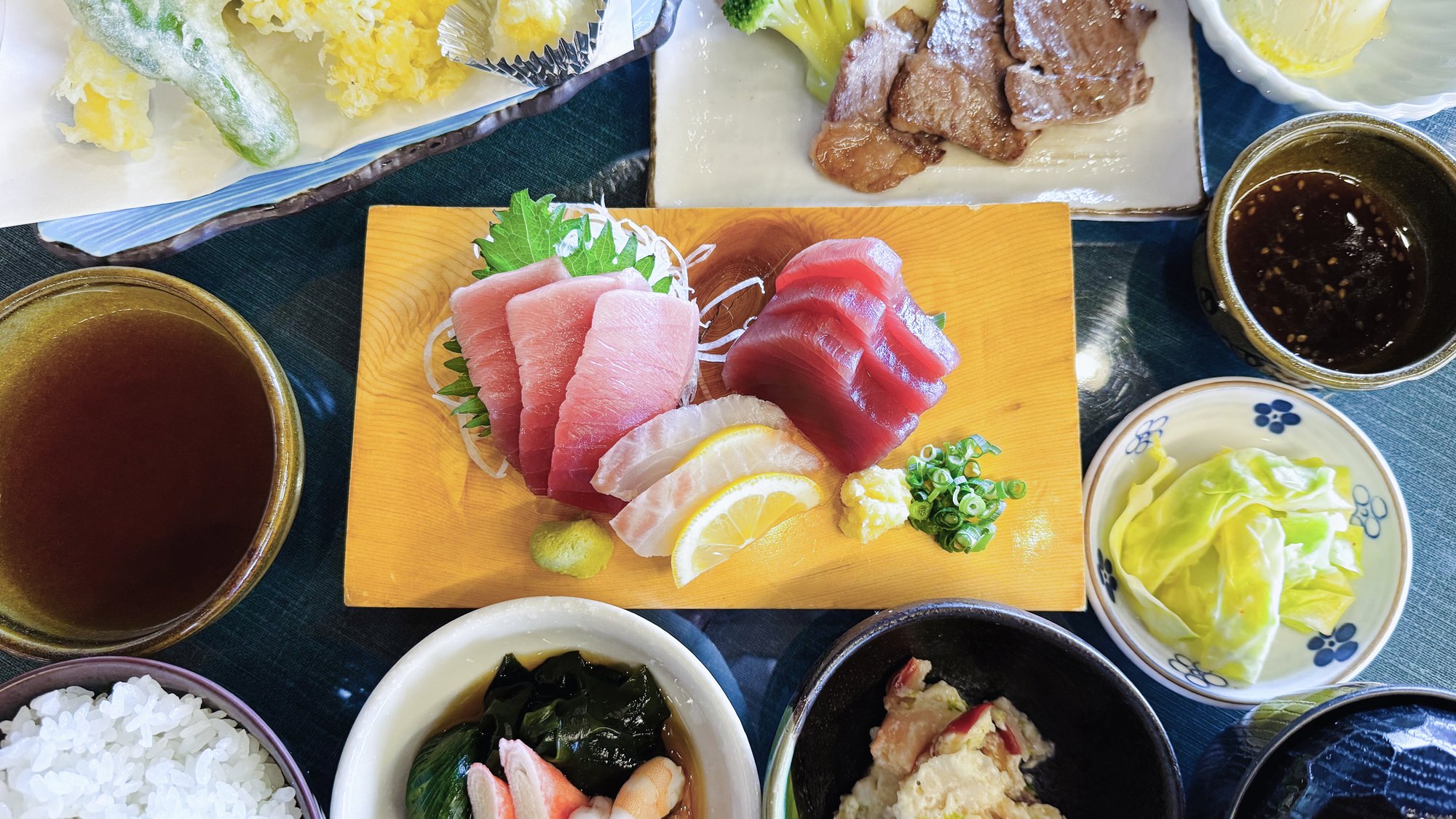 ・【夕食一例】和食膳 料理長こだわりの旬の食材を使った料理をご堪能いただけます